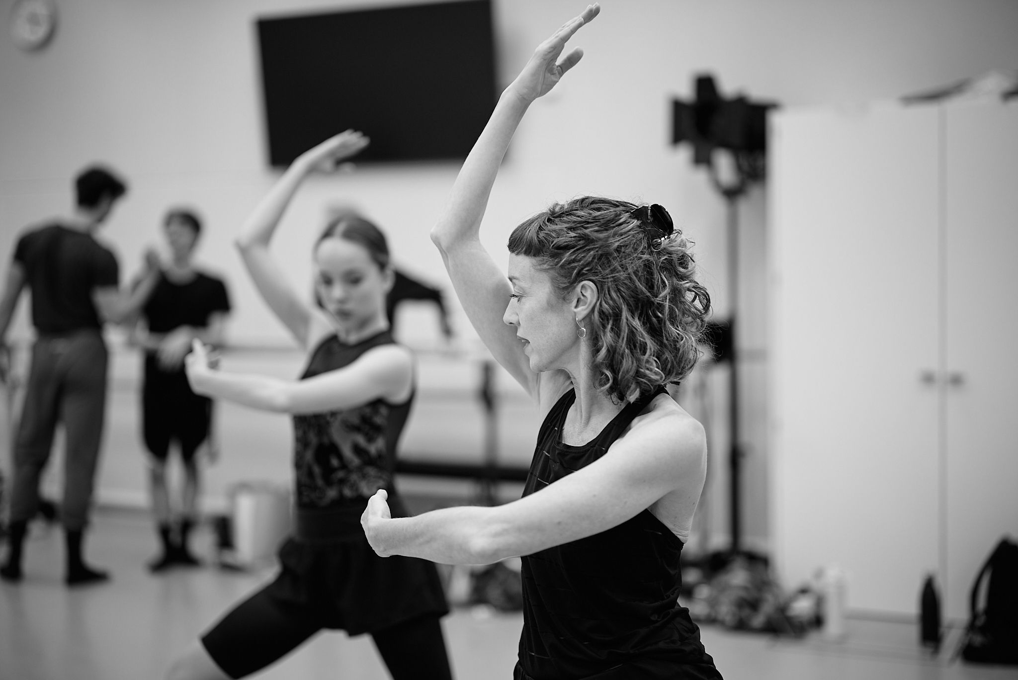 Cathy Marston coreografa una ballerina del Junior Ballet durante le prove di "The Butterfly Effect".