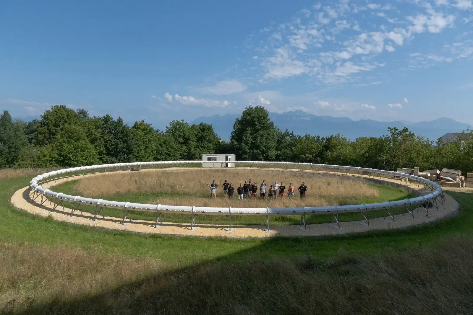 Seit 2021 lassen sich Hyperloop-Züge im Massstab 1:12 im Lausanner Testring bewegen.