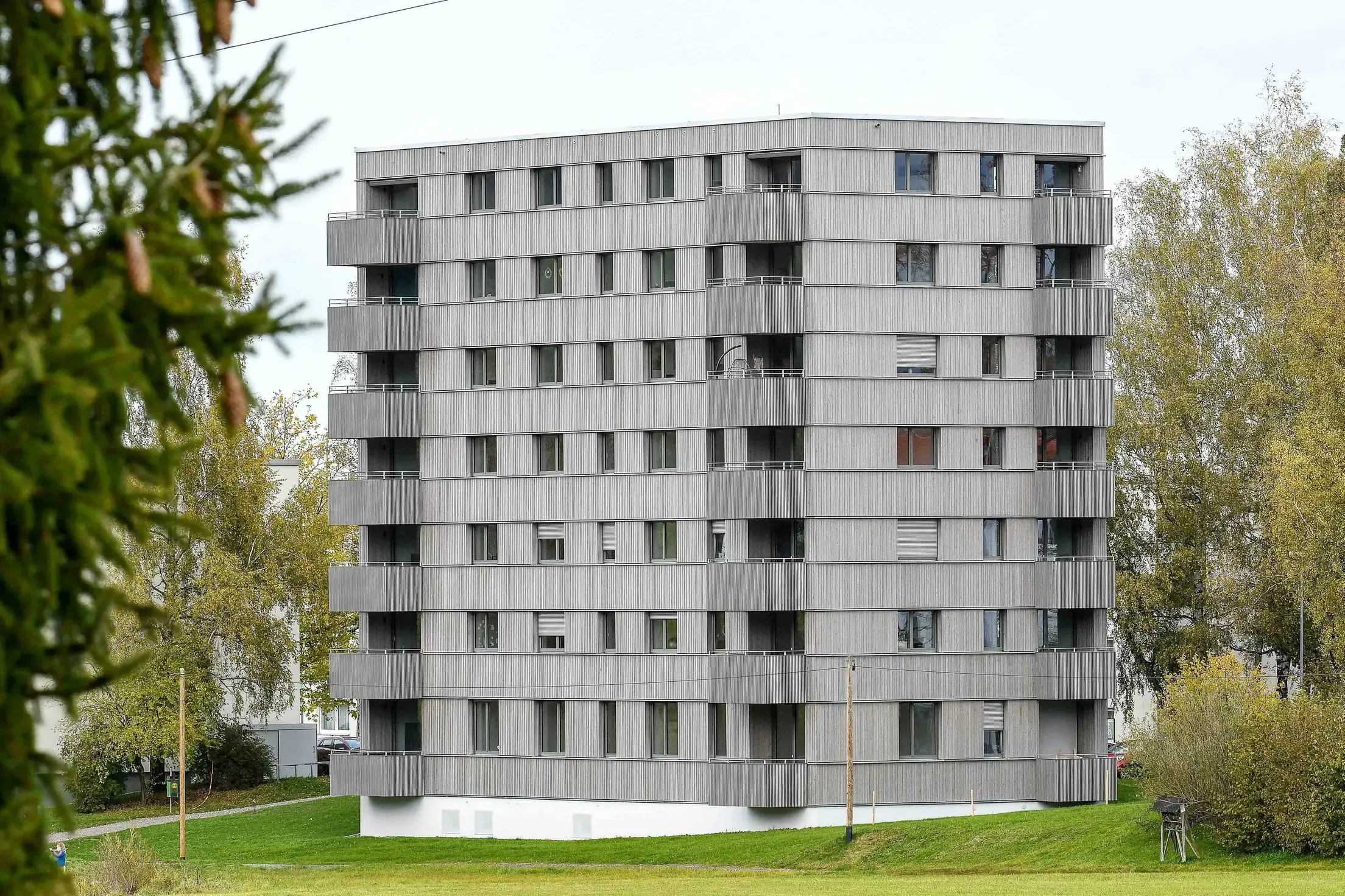 In Kempten, Allgäu, wurde 2021 ein Hochhaus in Holzbauweise errichtet. Für das siebenstöckige Bauwerk wurden mehr als 350 Fichten verwendet. Die Fassade besteht aus Lärchenholz.