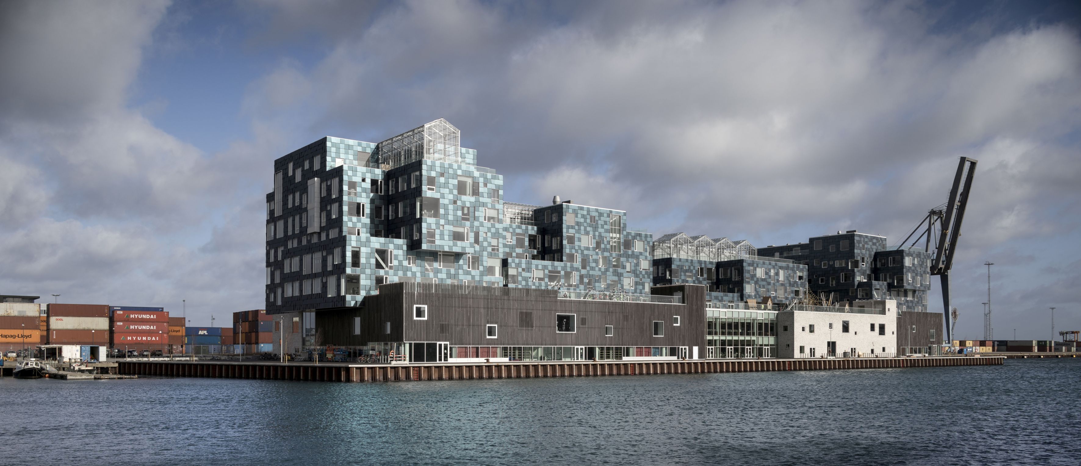 Die Copenhagen International School von C. F. Møller Architects ist mit 12 000 PV-Modulen bestückt, die hinter farbigem Glas verschwinden. Bild: Adam Mørk / zvg