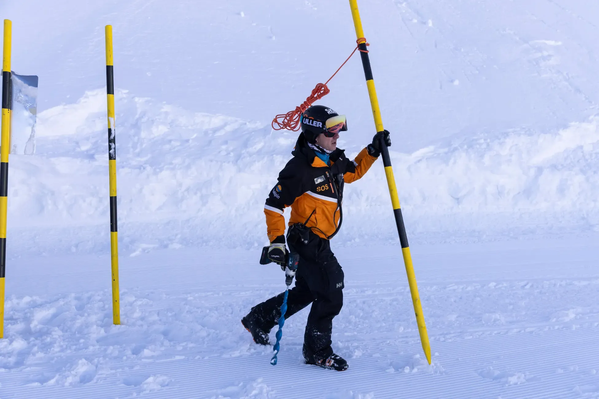 Der Patrouilleur Fabrice Murith setzt ein Absperrseil auf dem Feegletscher, um Wintersportler vor instabilem Terrain zu schützen.
