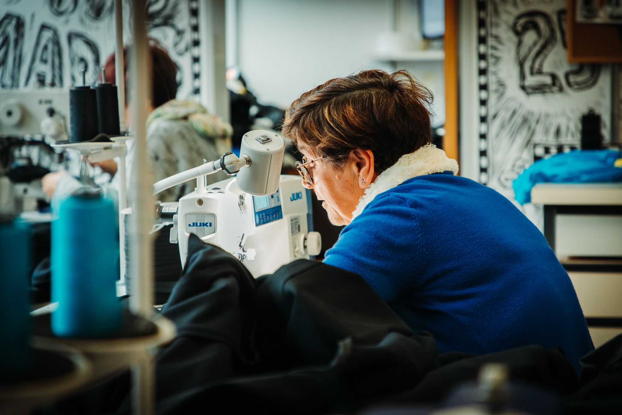 une couturière au travail dans l'atelier de Revario