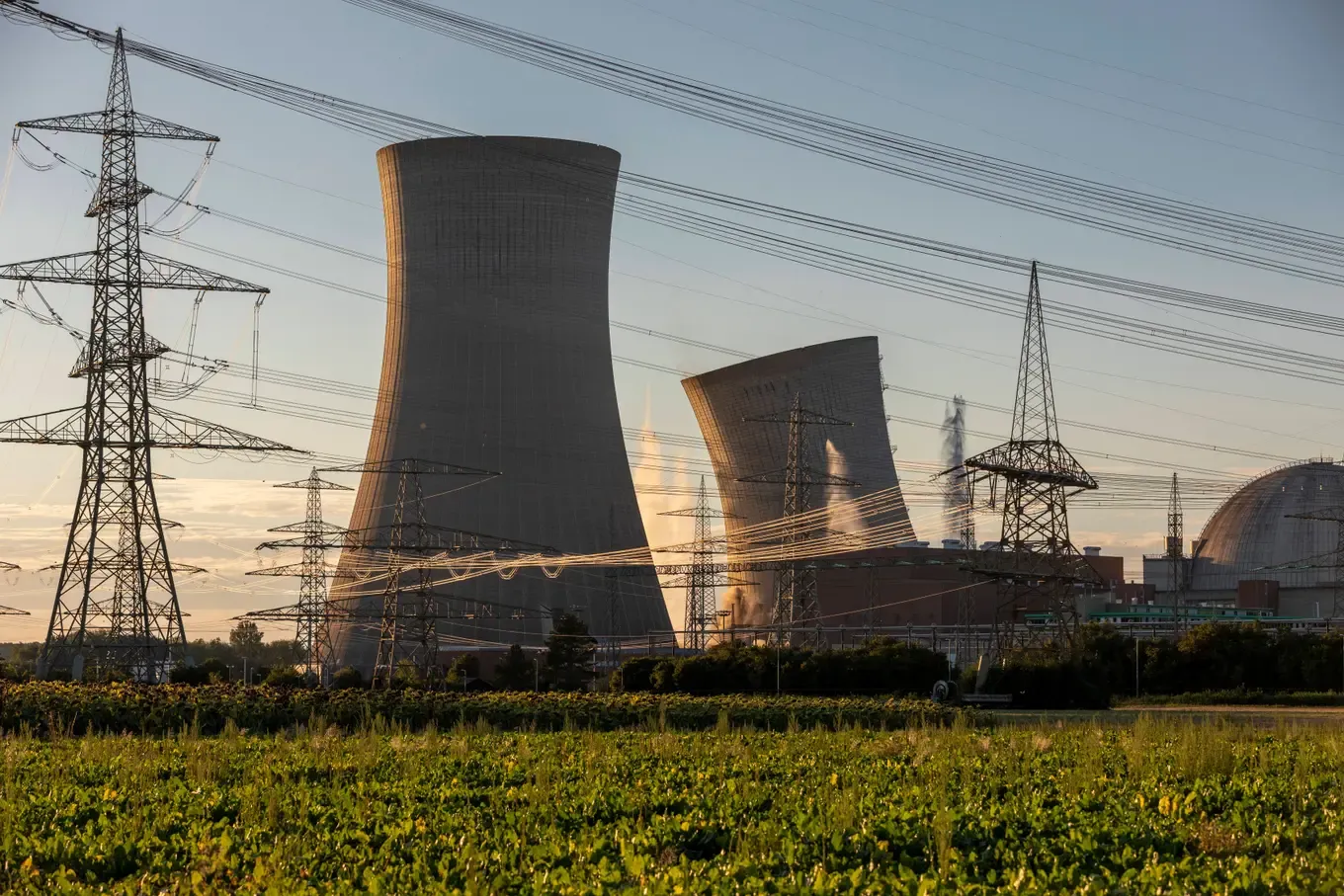 Sprengung der beiden Kühltürme des Kernkraftwerkes Grafenrheinfeld in Bayern am 16. August 2024.