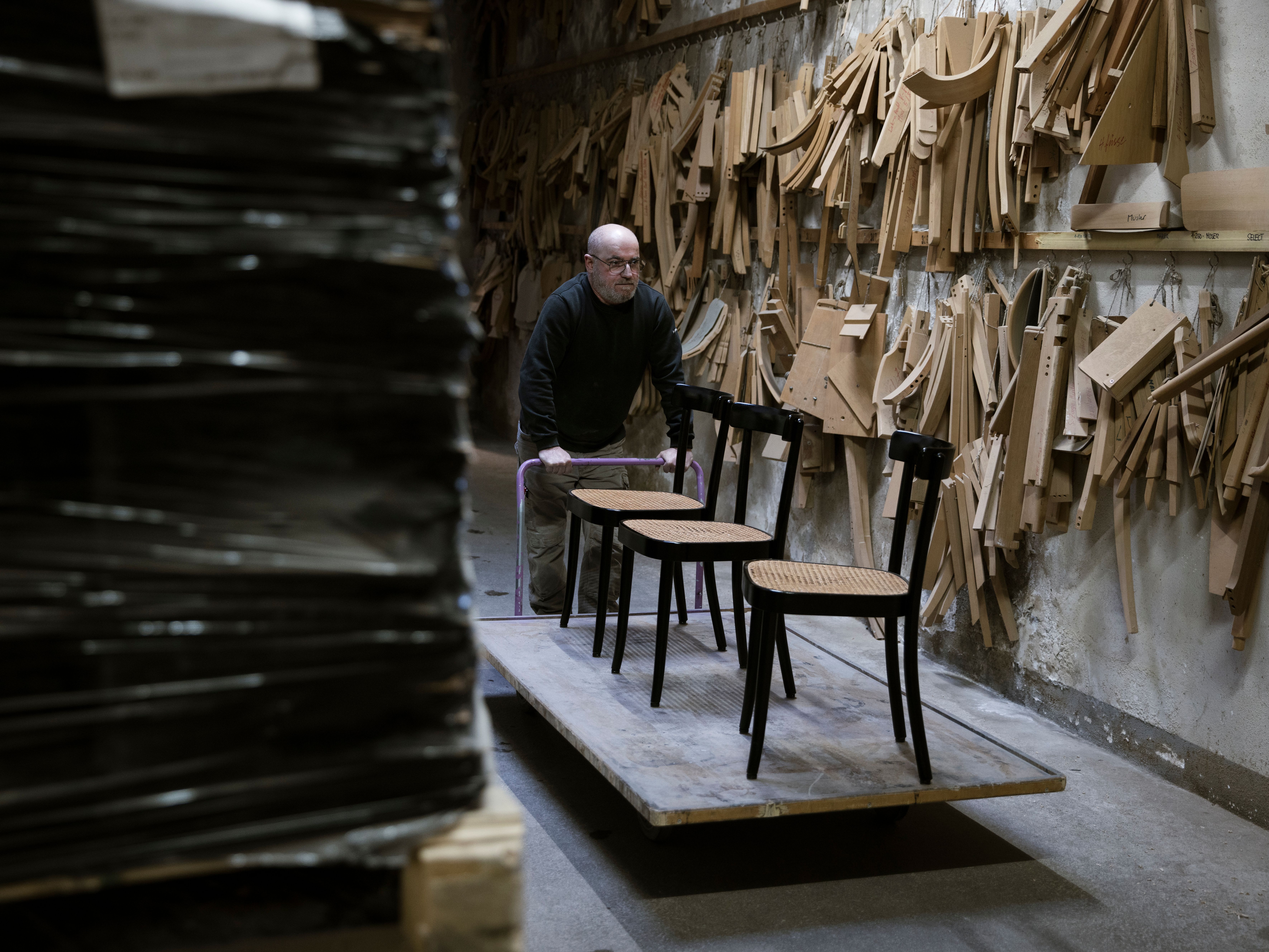 Zwischen Lager und Fertigung zeigt sich das Prinzip von Horgenglarus: präzise Produktion, reparierbare Teile und kurze Wege im Lebenszyklus eines Möbels.