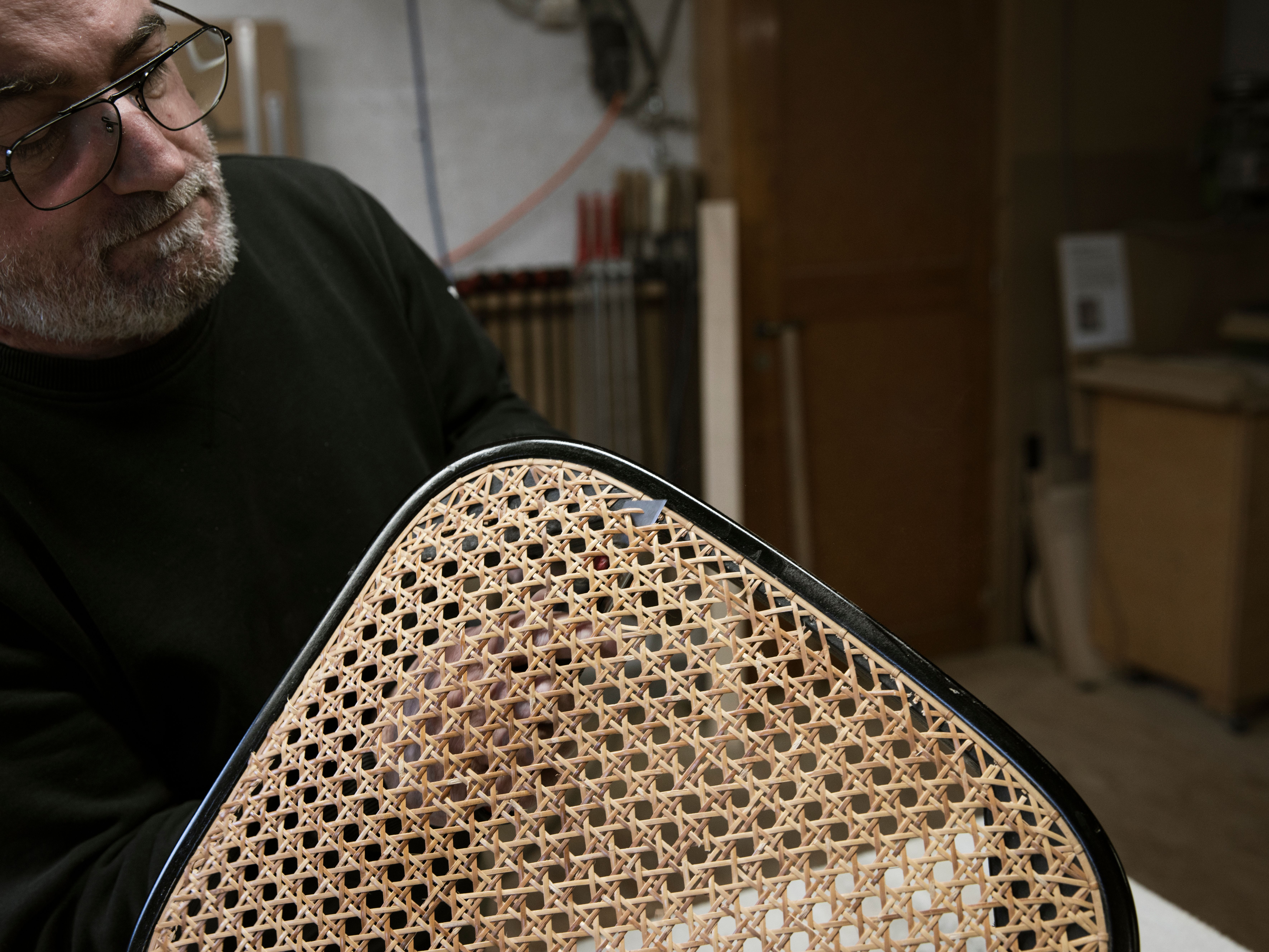 Reparatur statt Ersatz: In der Werkstatt verlängert Horgenglarus den Lebenszyklus seiner Möbel ganz bewusst.