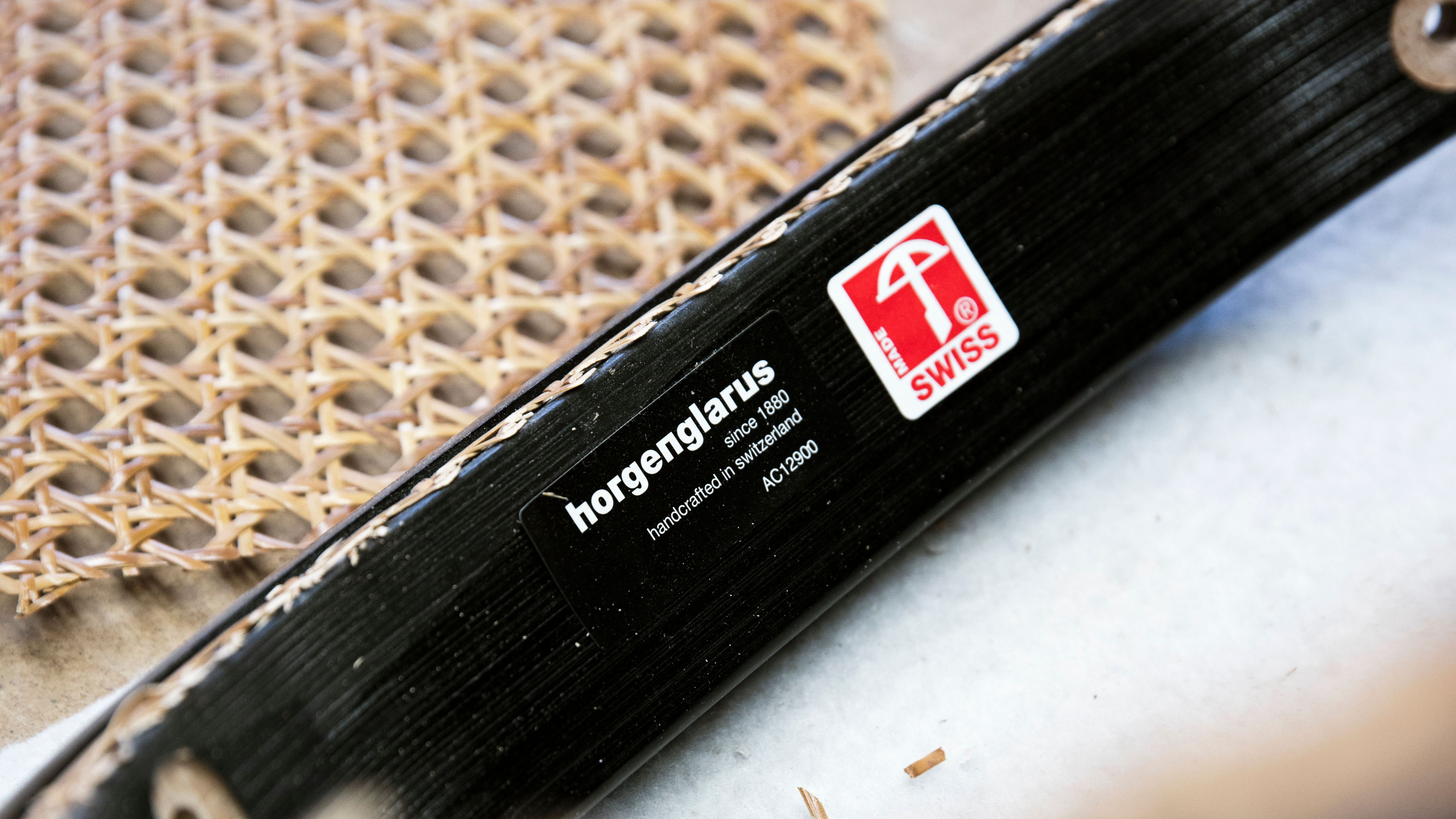 Seriennummer und Marke machen den Stuhl eindeutig identifizierbar – eine Grundlage für Rückverfolgbarkeit, Service und ein zweites Leben.