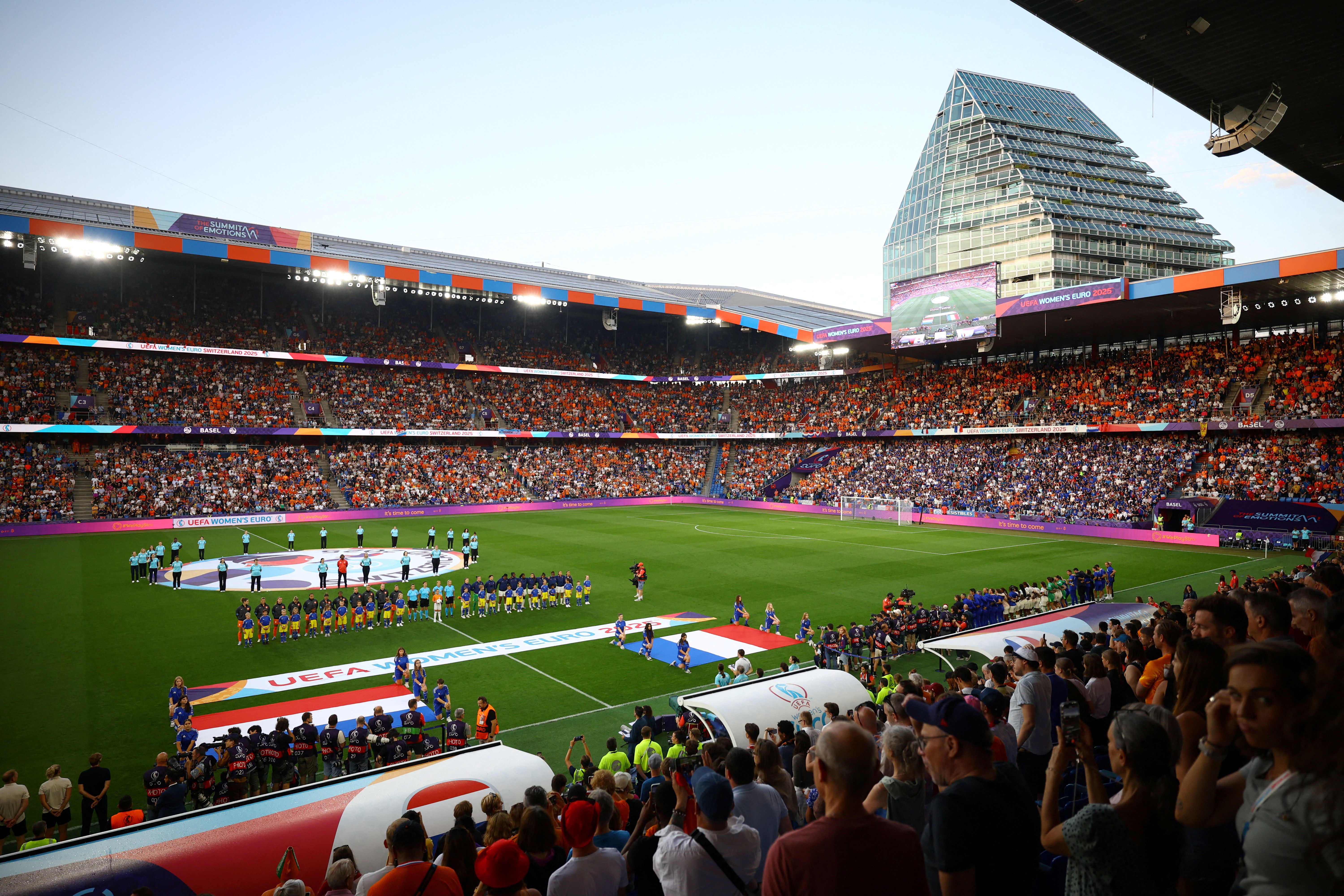 Un match de football de l'EURO 2025 au parc Saint-Jacques de Bâle