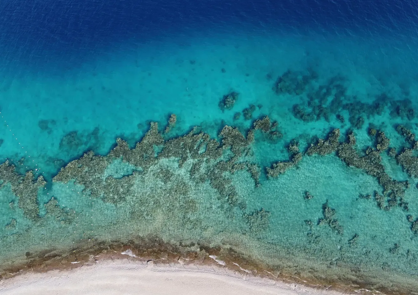 Flache Riffe im Golf von Akaba, fotografiert aus der Luft.