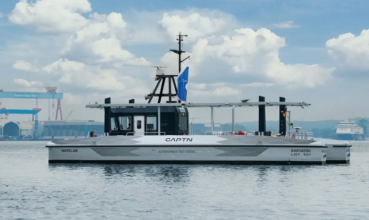 Das Forschungsboot «Wavelab» wird auf der Kieler Förde getestet – noch ist ein Schiffsführer an Bord.