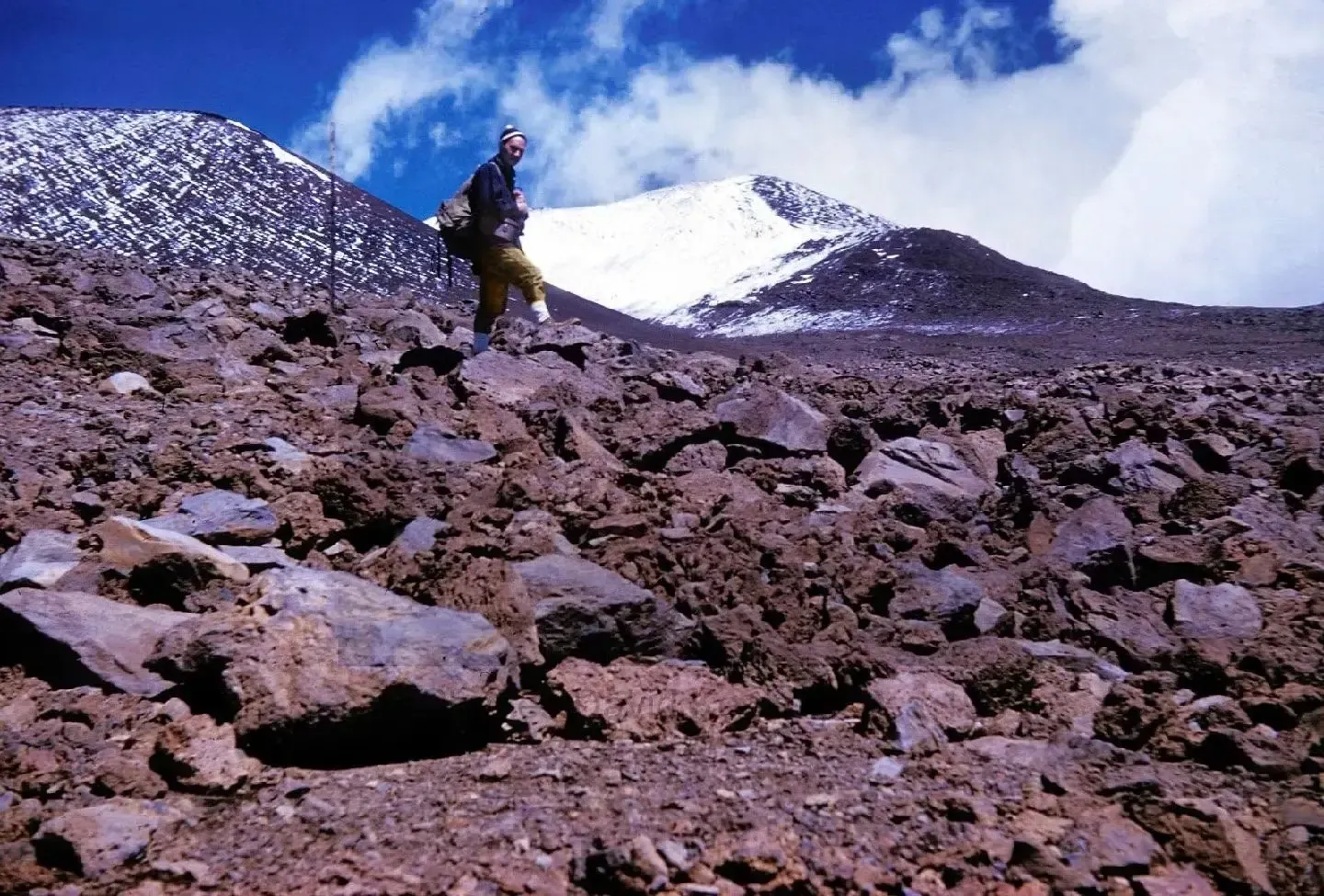 Charles Keeling fängt 1958 mit seinen Messungen auf Hawaii an, der Gipfel des Mauna Loa ist im Hintergrund.