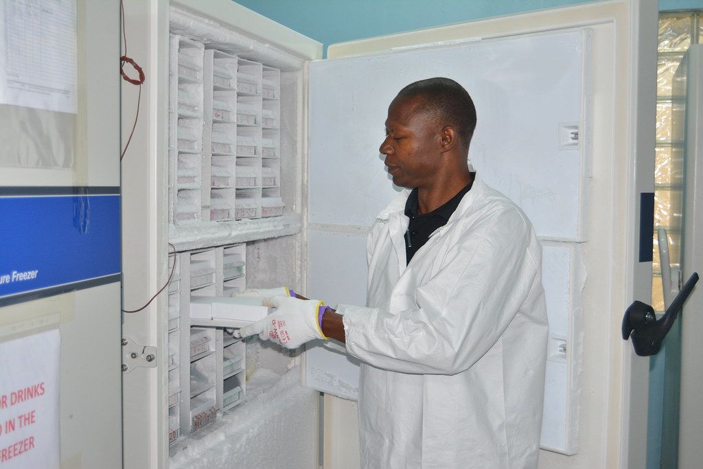 Hunderttausende von Proben liegen in diesem Institut. Ein UVRI-Mitarbeiter öffnet einen der Kühlschränke.