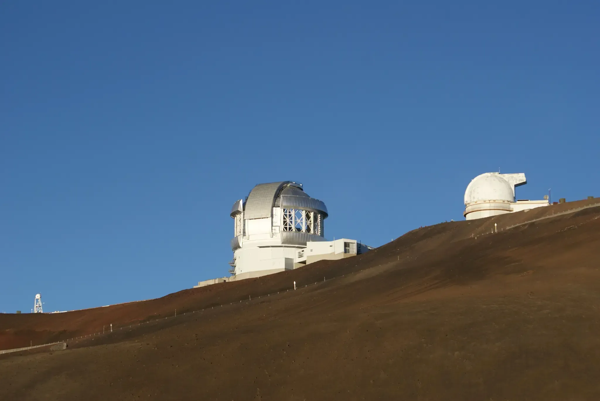 Auf der Nordseite, weit oben auf dem Vulkan, steht die Messstation.