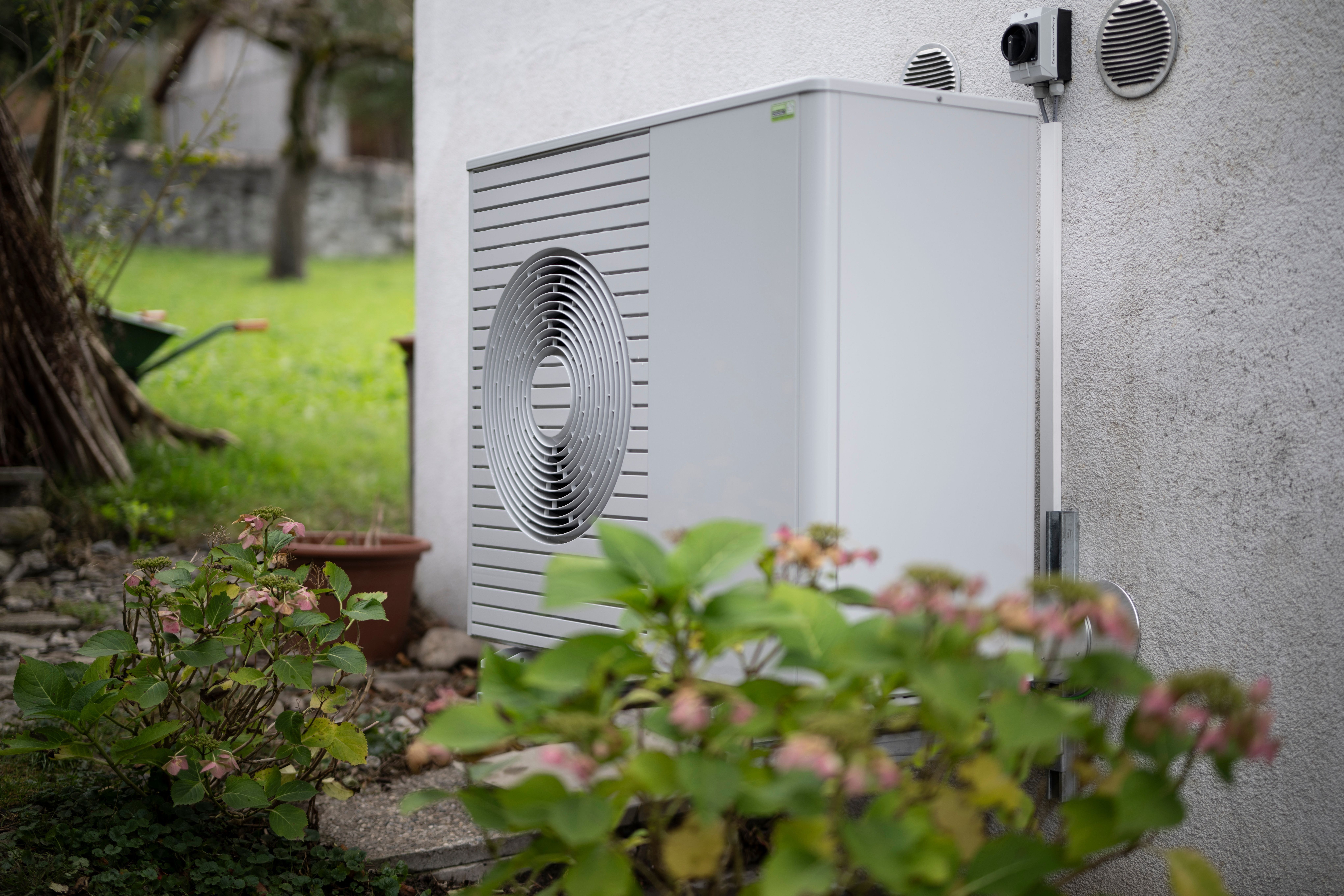 Ein Energiepreisschock, bei dem sich Öl und Gas für längere Zeit verteuern, würde strombetriebene Wärmepumpen attraktiver machen. Im Bild die Ausseneinheit einer Luft-Wasser-Wärmepumpe.