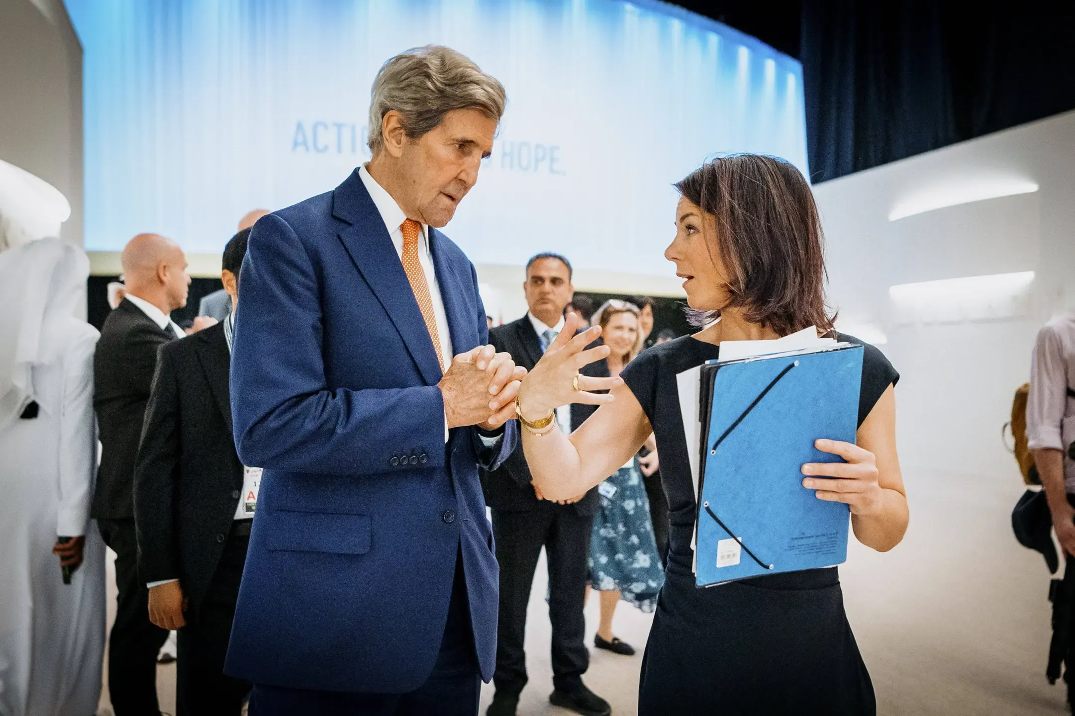 Die deutsche Aussenministerin Annalena Baerbock mit John Kerry, dem Sondergesandten der USA in Dubai