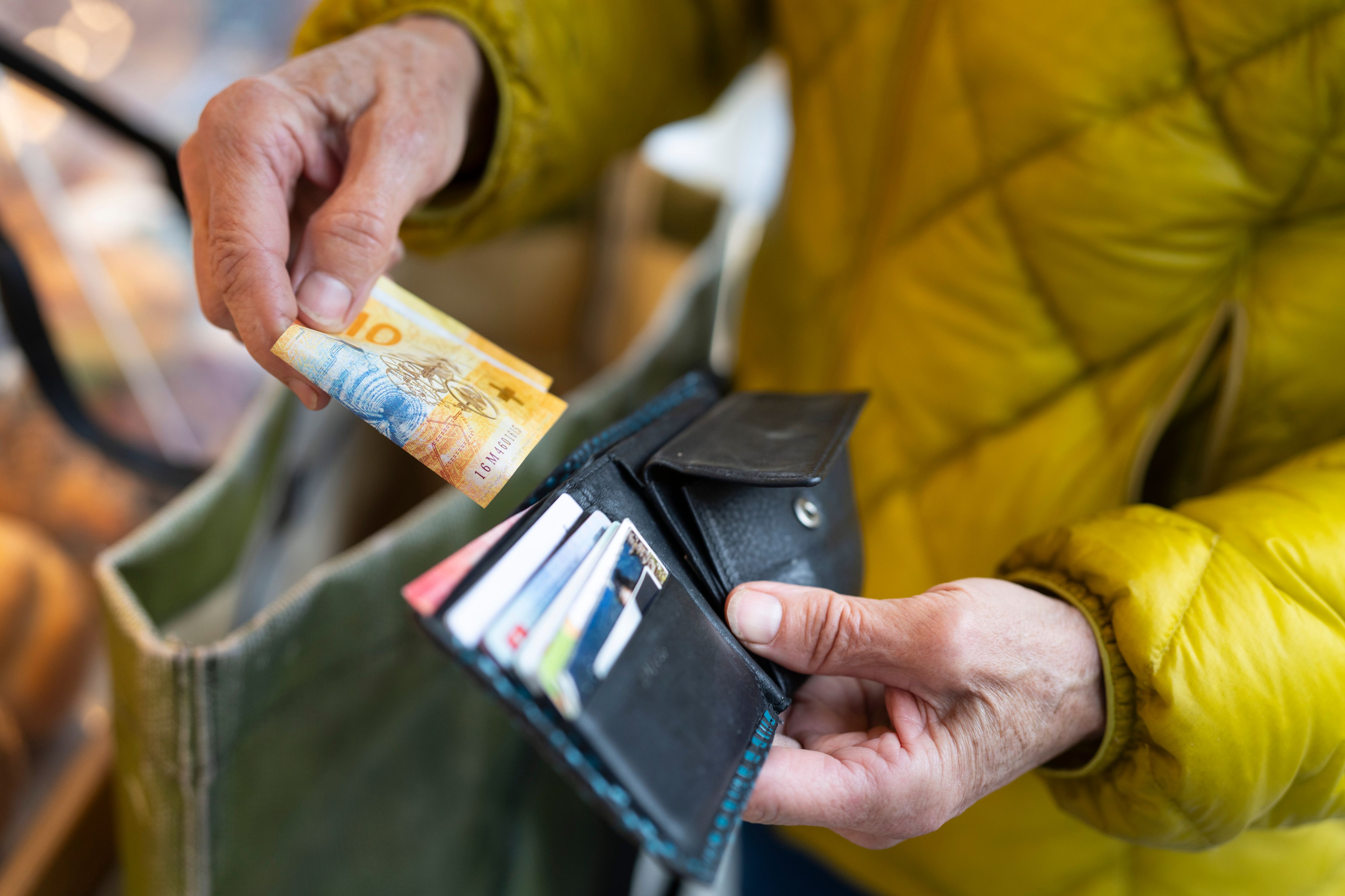 Vor der Abstimmung über «Bargeld ist Freiheit» geht es nicht nur um Sicherheit und Komfort, sondern auch um die Umweltbilanz von Bargeld und digitalen Zahlungen.