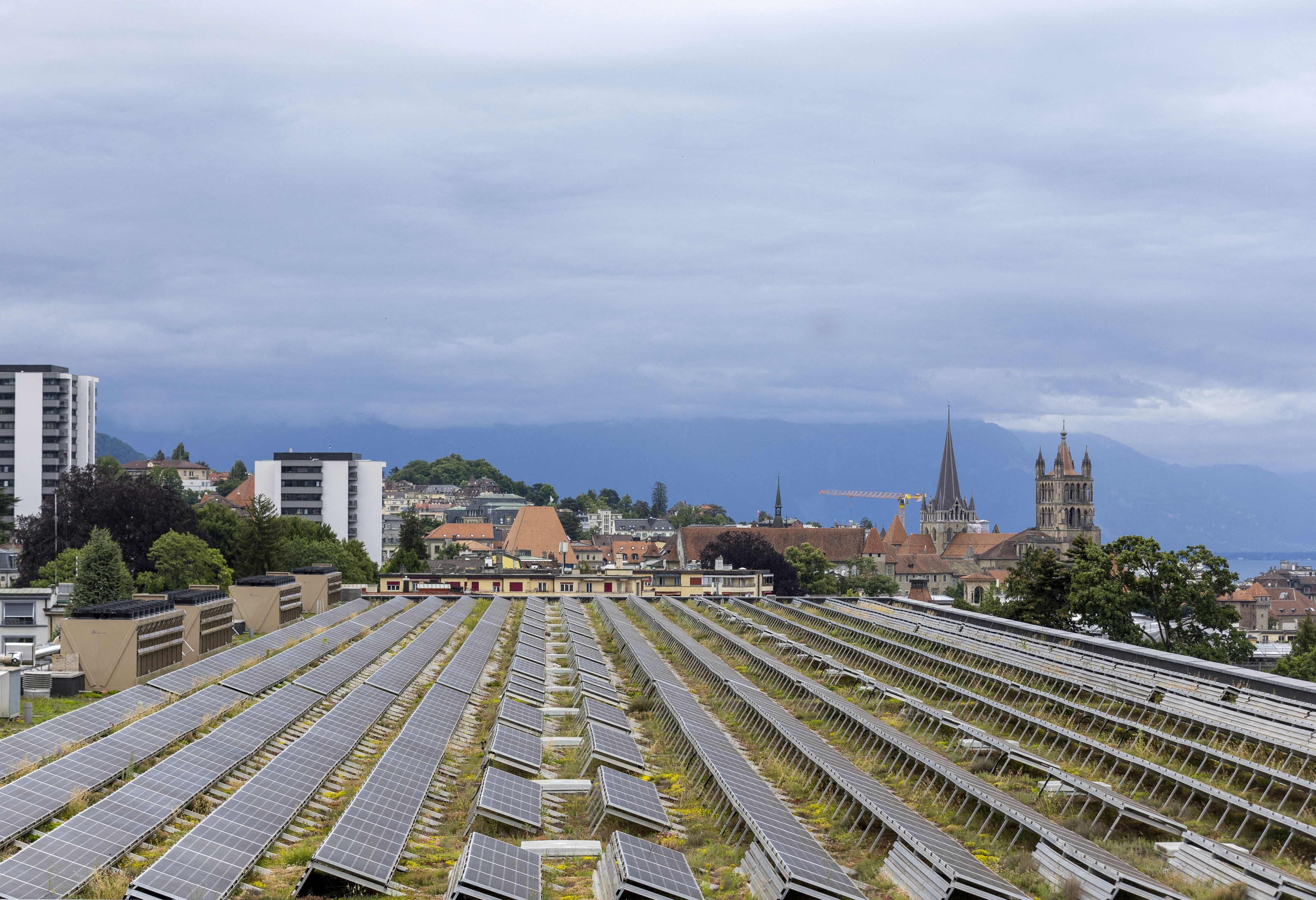 Die Schweiz setzt auch auf Emissionsreduktionen im Ausland, um ihre Klimaziele zu erreichen und die Bemühungen vor Ort – etwa durch Solaranlagen in Lausanne – zu unterstützen.