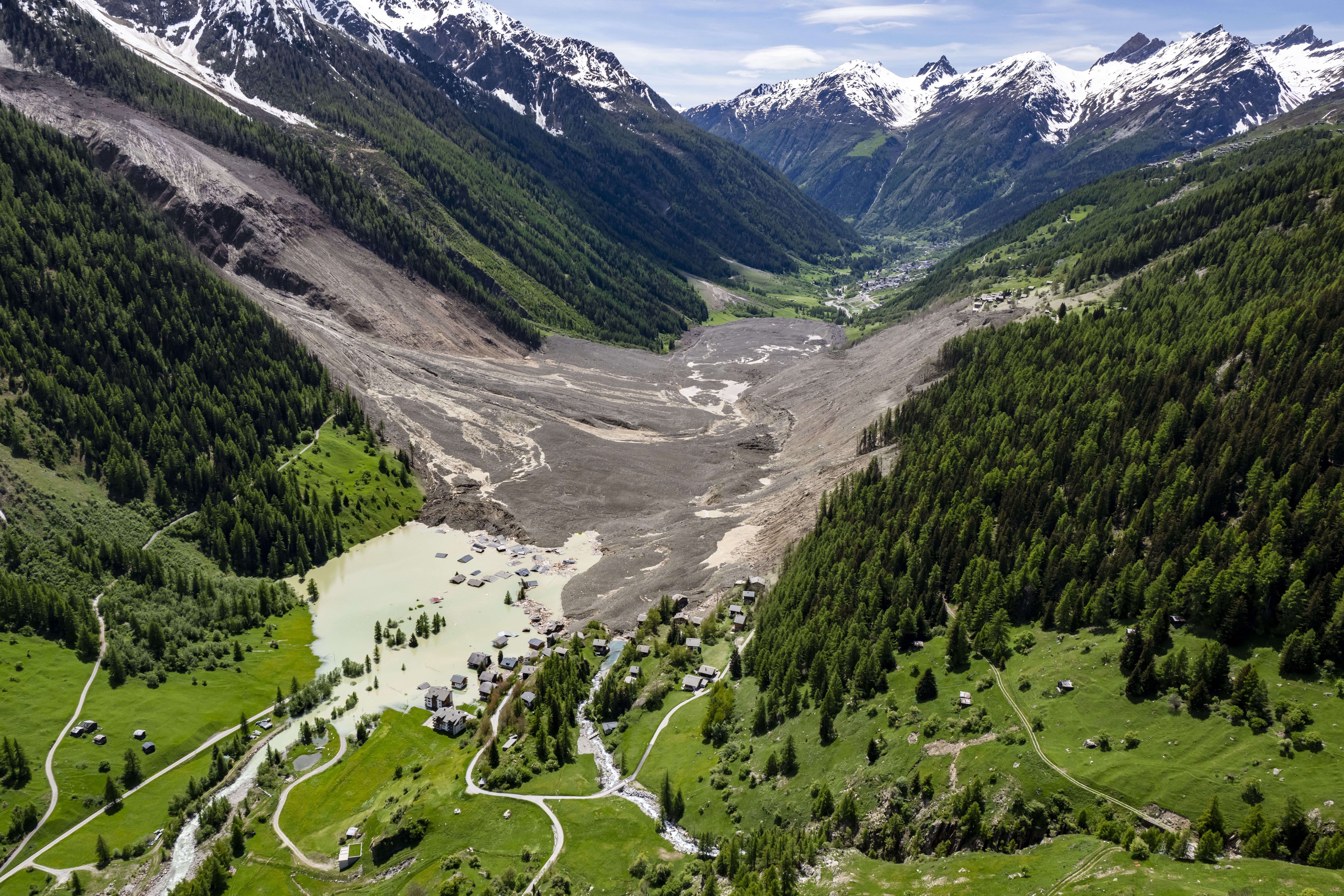 Die Luftaufnahme vom  29. Mai 2025 zeigt das Ausmass der gewaltigen Lawine, die durch den Abbruch des Birchgletschers ausgelöst wurde und das Dorf Blatten zerstörte.