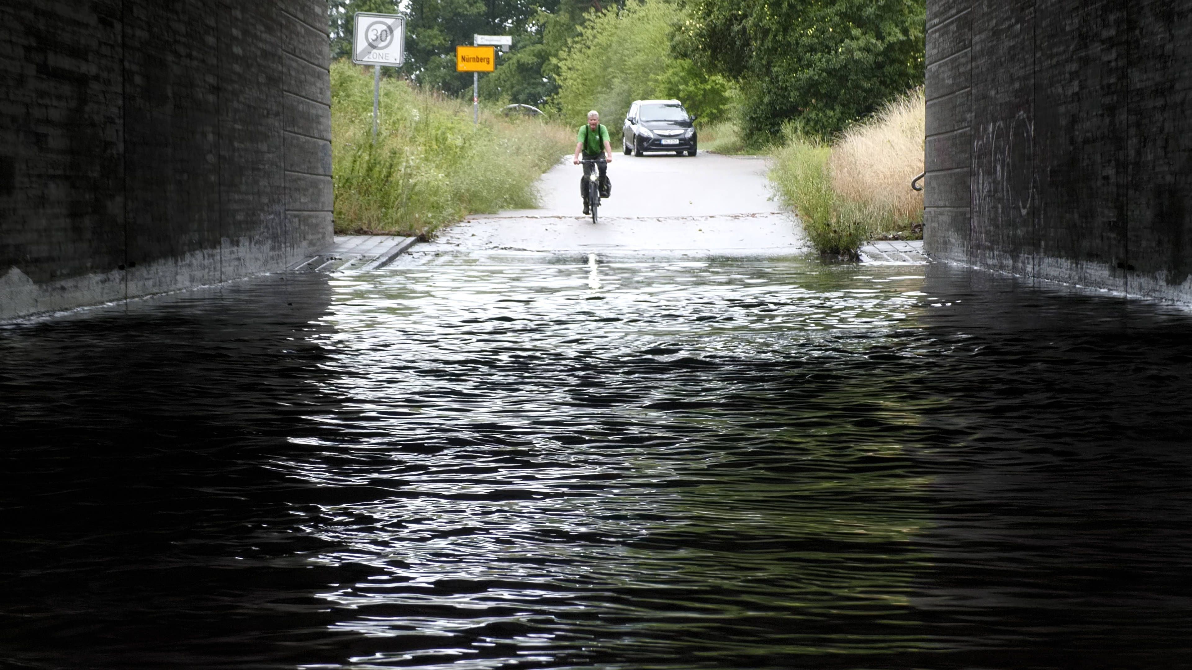 Schwere Gewitter setzten am Samstag in Nürnberg, Bayern, den Stadtteil Kornburg unter Wasser.