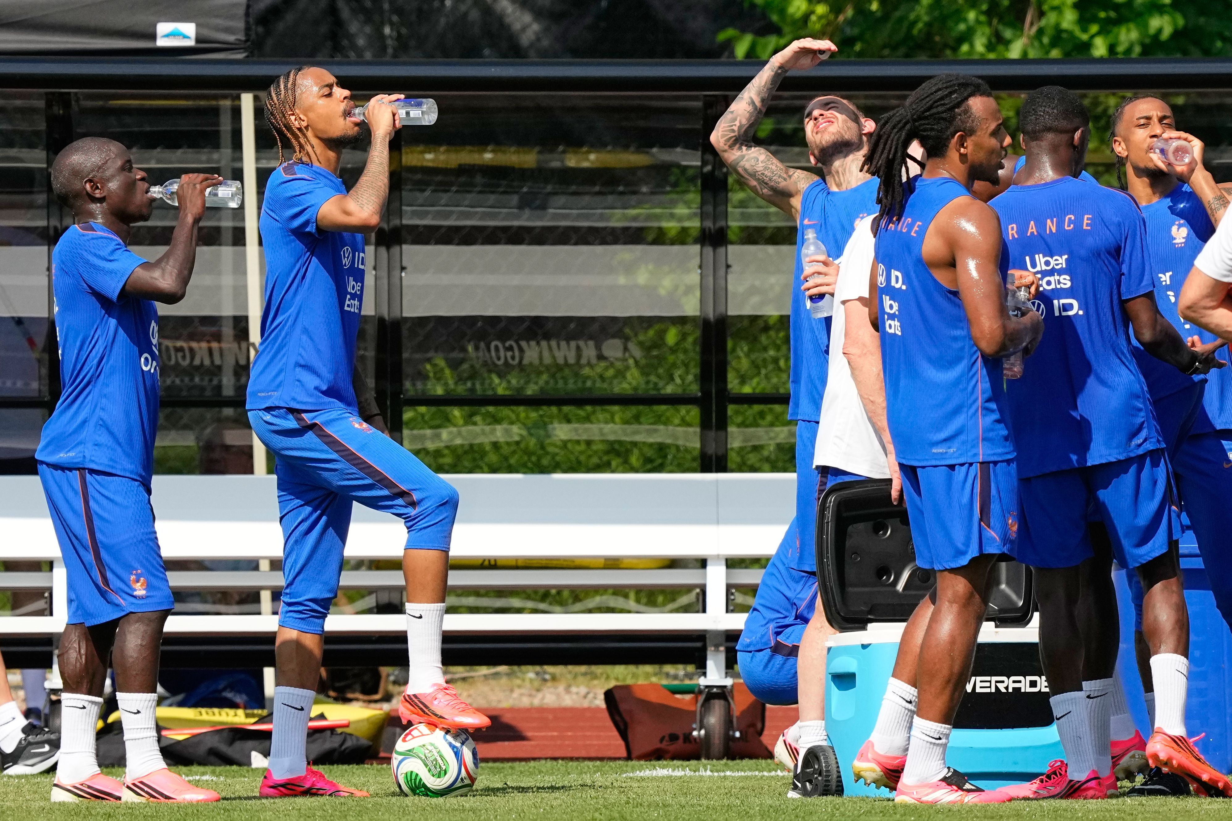 Frankreichs Spieler legen bei extremer Hitze während einer Trainingseinheit im Rahmen der FIFA-Fussball-Weltmeisterschaft eine Pause ein.