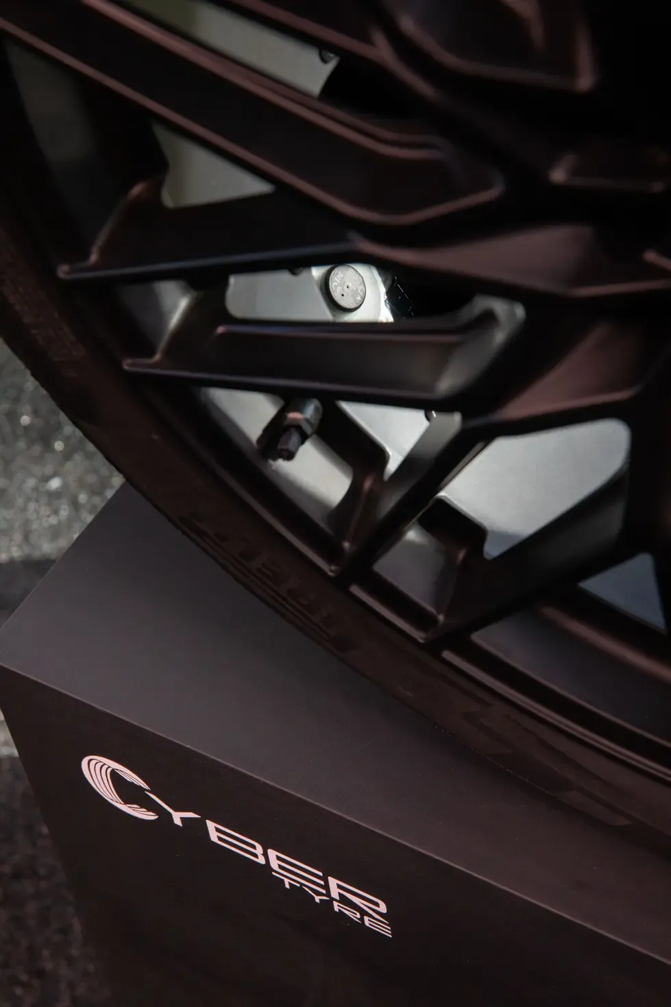 Nahaufnahme eines Sensor des neuen Cyber Tyre Pneu von Pirelli