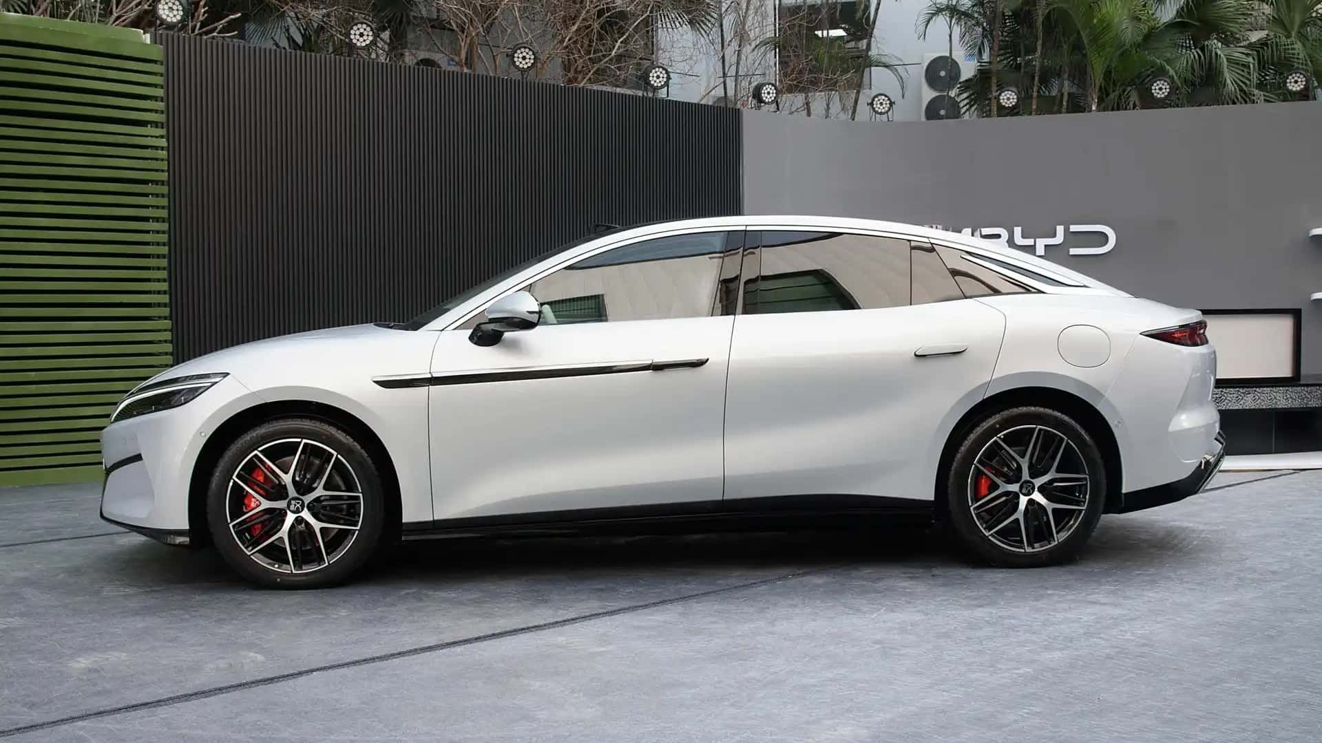 Die BYD-Limousine Han L soll mit 230 kW an der Vorderachse und 580 kW an der Hinterachse den bisher stärksten Tesla (Model S Plaid) in den Schatten stellen.