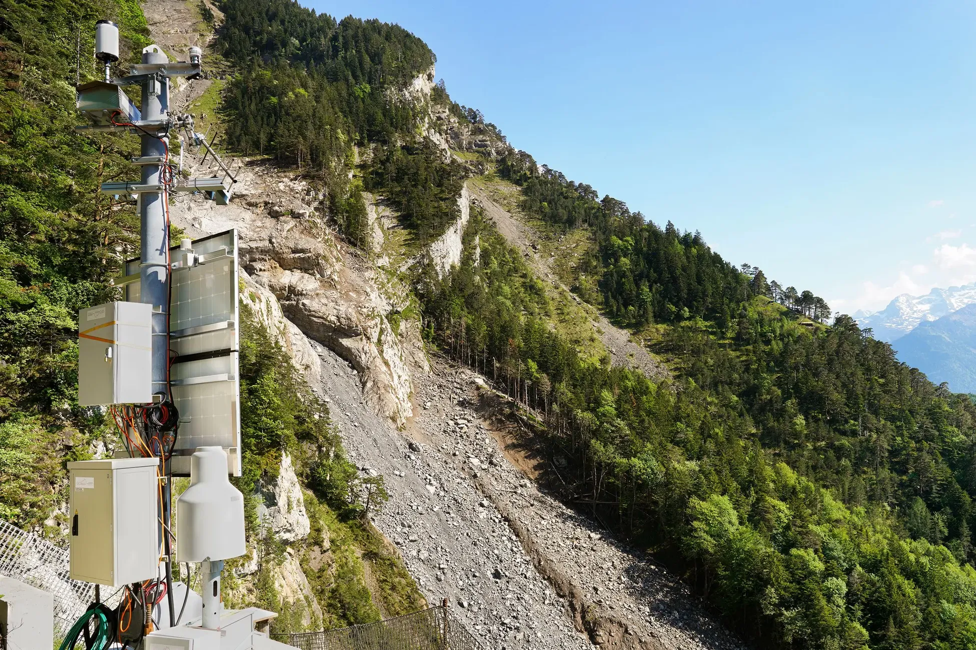 Das Steinschlagradar oberhalb der Axenstrasse am südlichen Teil des Vierwaldstättersees gehört zu dem Alarmsystem. Im Hintergrund ist die mit Ablagerungen gefüllte Rinne zu erkennen.
