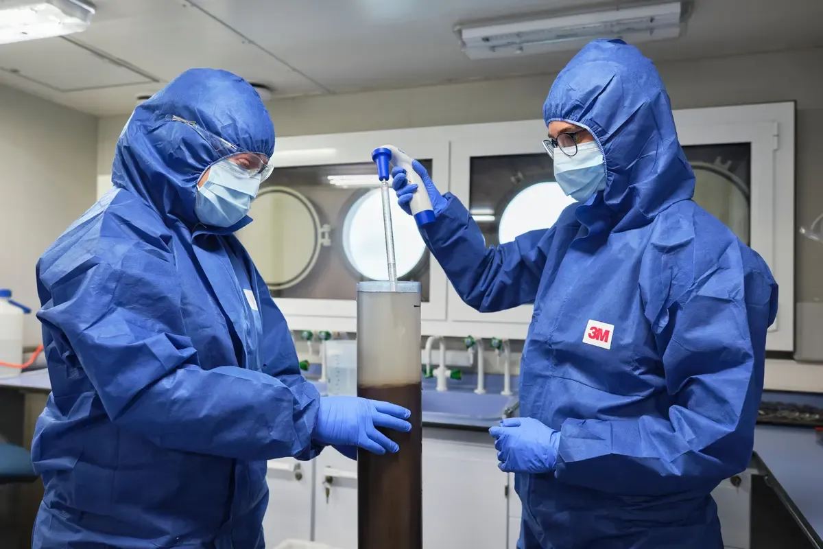 Forscherinnen vom norwegischen Forschungsinstitut Norce nehmen im Labor an Bord der «Kronprins Haakon» Sedimentproben zur Sequenzierung von fossiler DNA.