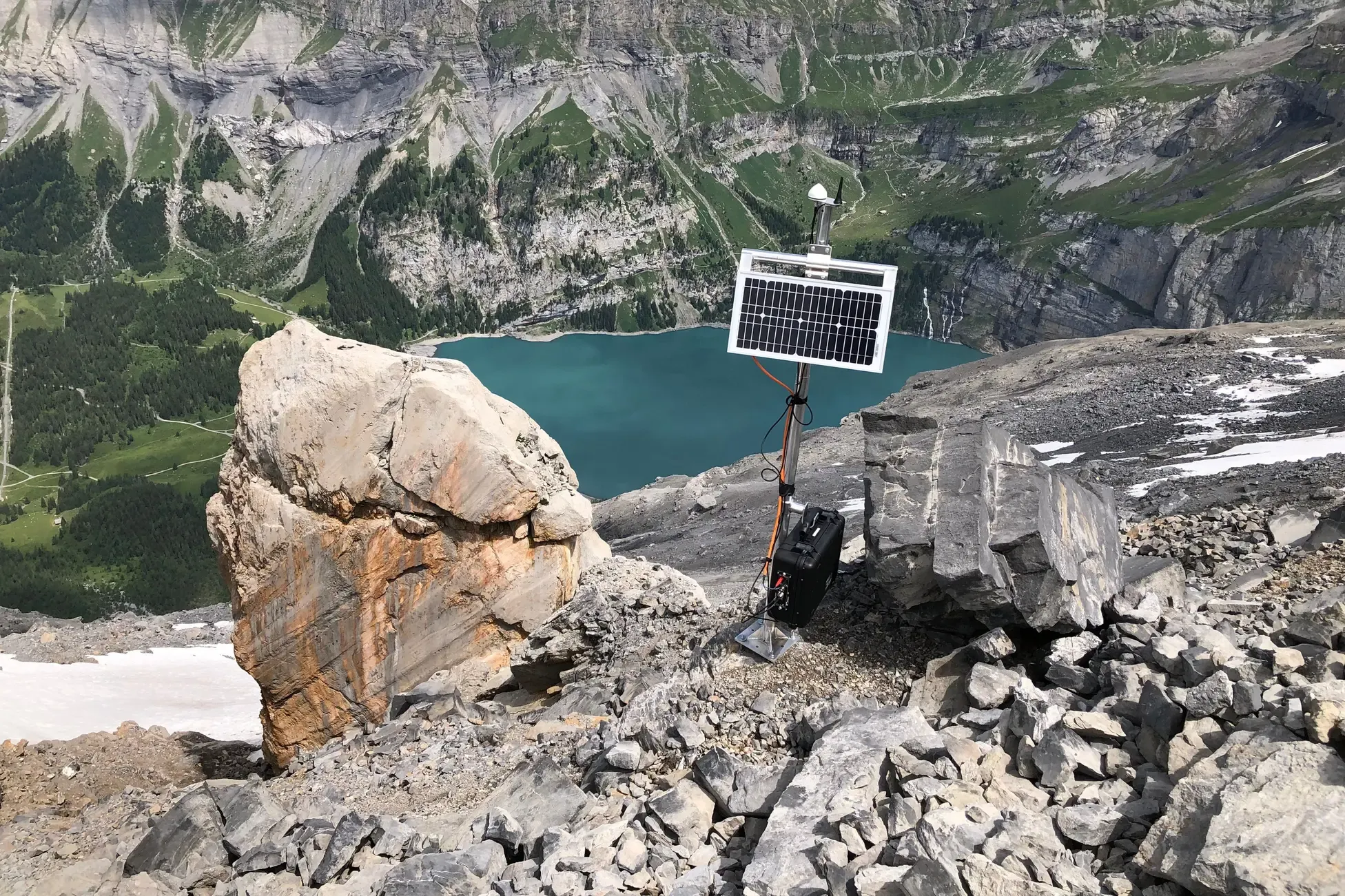 Ein Messgerät am Spitzen Stein oberhalb von Kandersteg wird durch Solarzellen mit Strom versorgt.