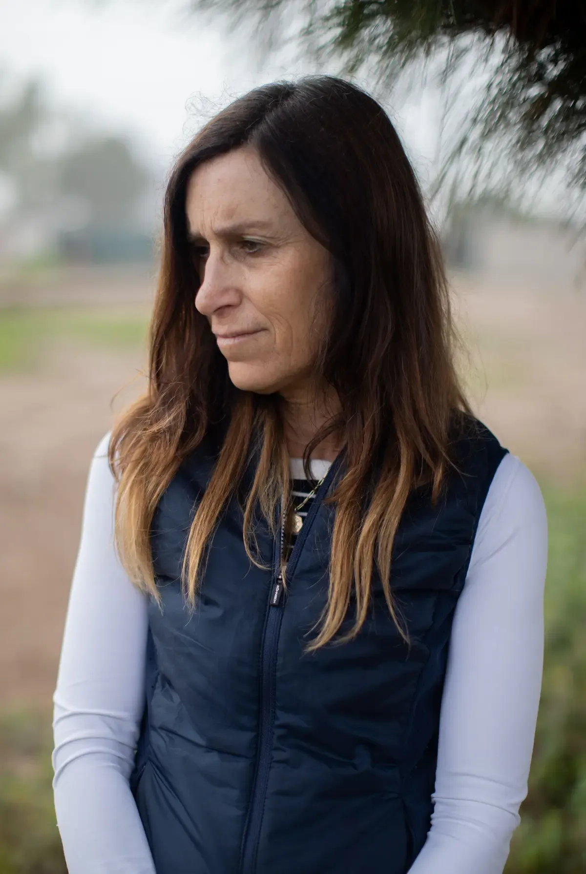 Luisa Romoff auf dem leeren Gelände, auf dem vor einem Jahr noch ihr Haus stand.