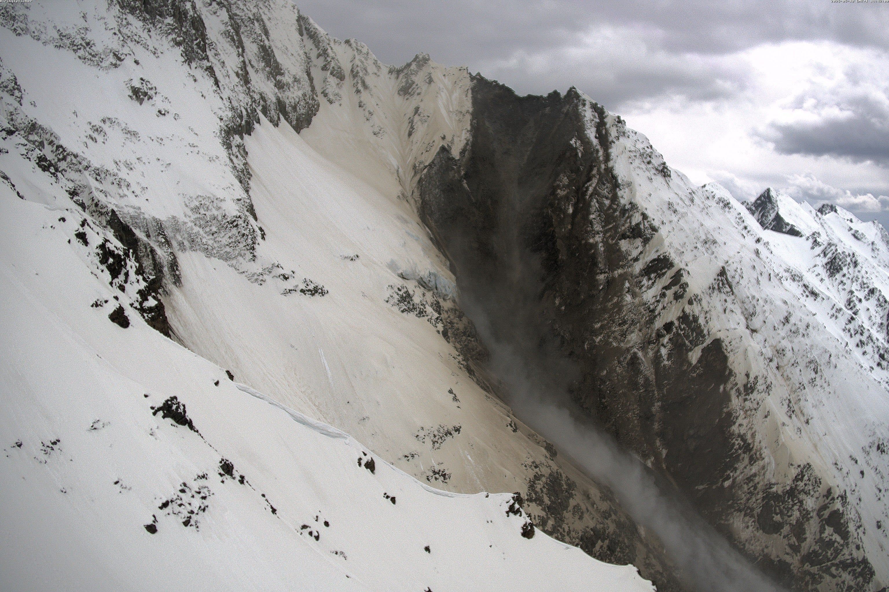 Am Kleinen Nesthorn im Lötschental sind am Montag weitere Teile des Felses abgebrochen und auf den Gletscher gestürzt.