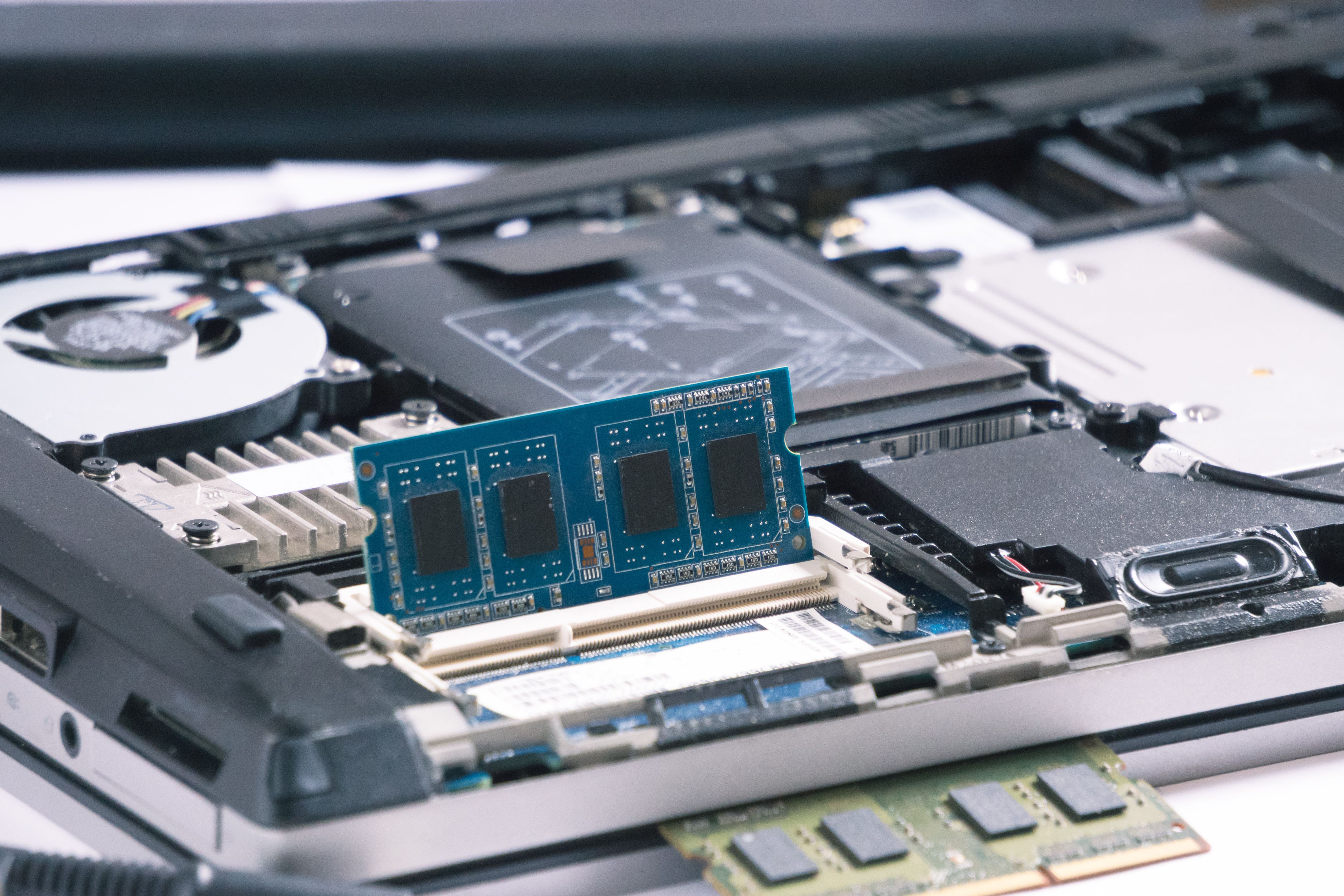 Ein Laptop besteht aus vielen global produzierten Komponenten. Öffentliche Beschaffungen können hier soziale und ökologische Standards setzen.