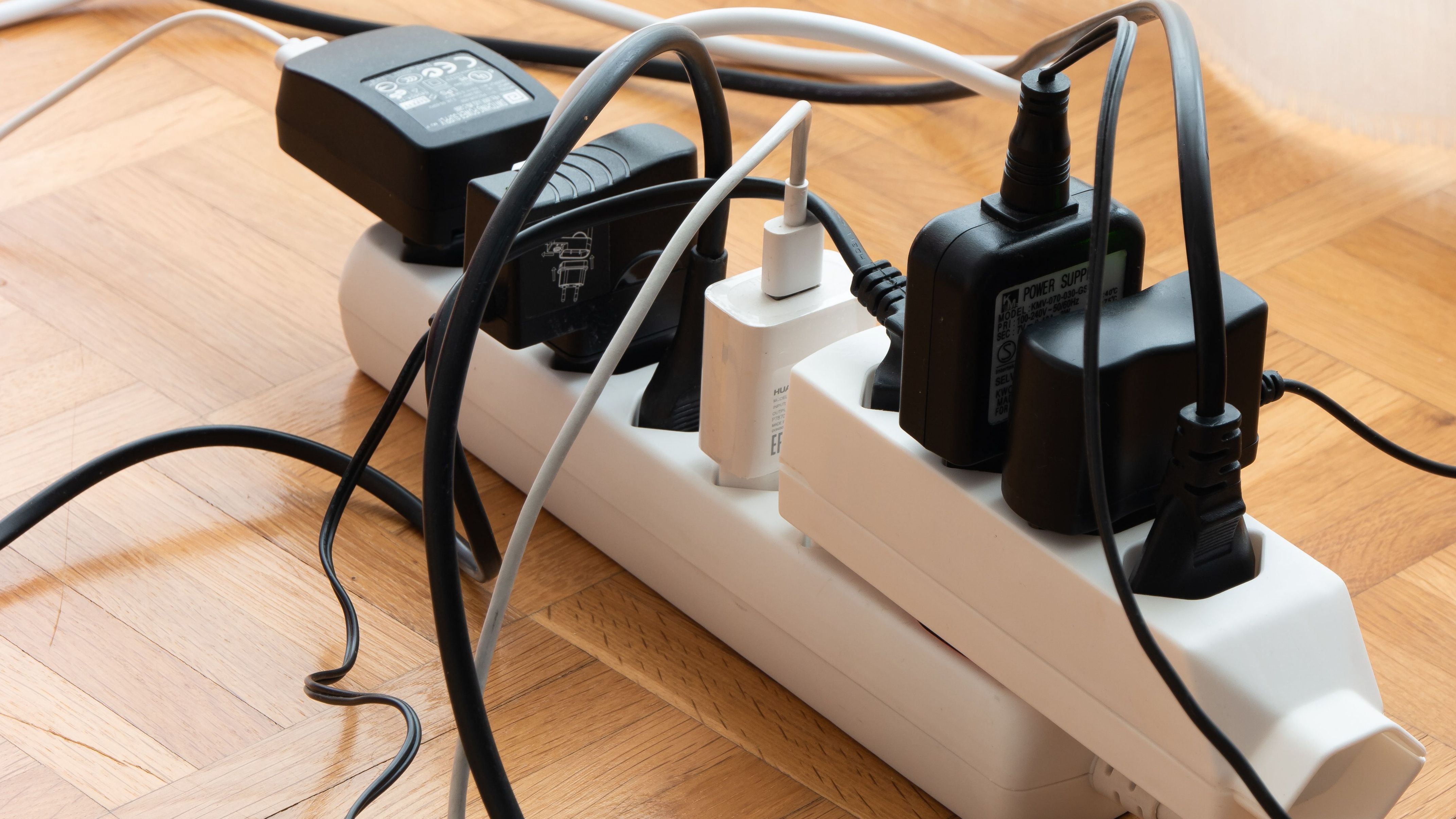 Immagine di una ciabatta con molte prese diverse