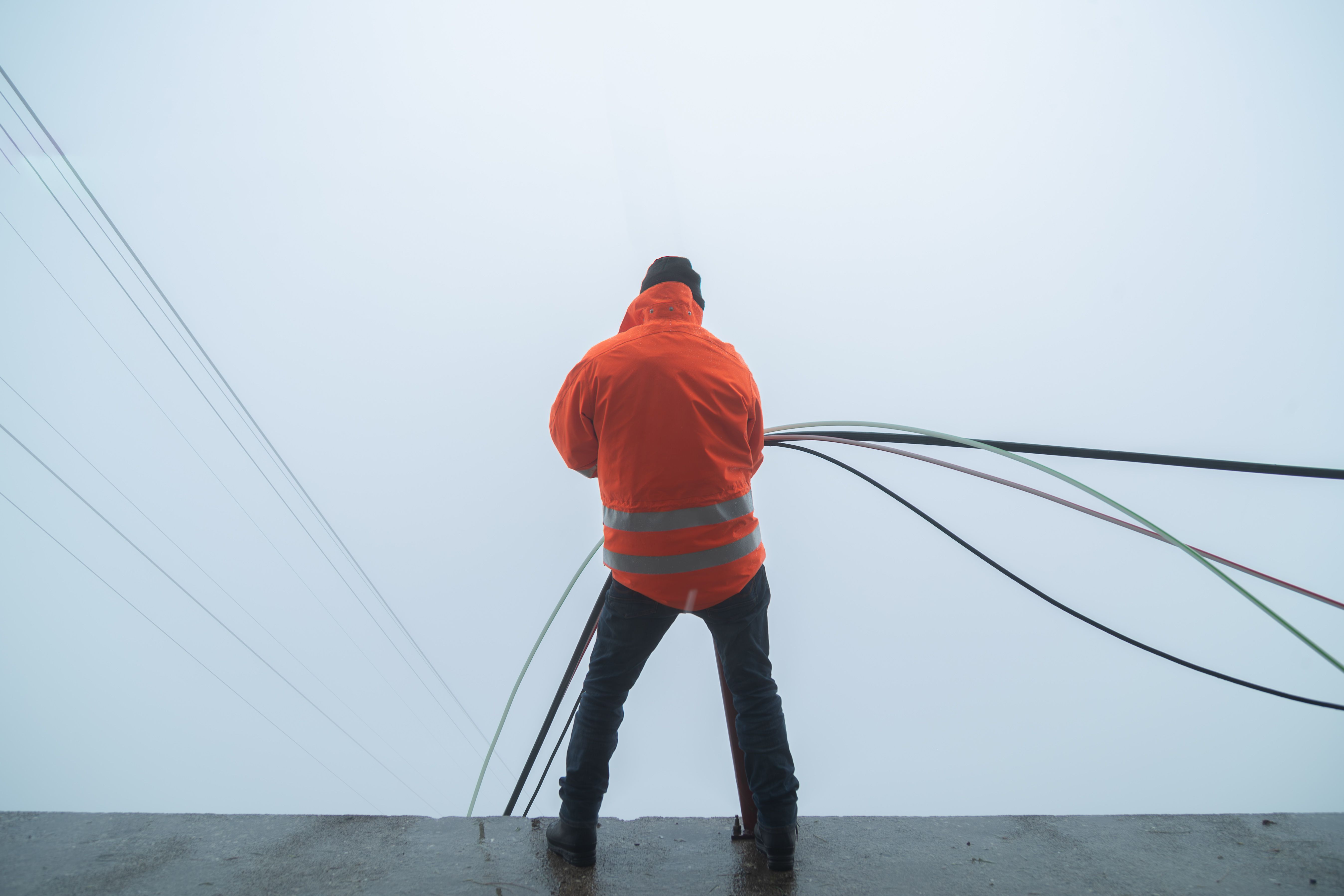 Ein Mitarbeiter der Arnold AG steht auf einem Plateau der Bergstation des Stockhorns, rund um ihn ist Nebel. 