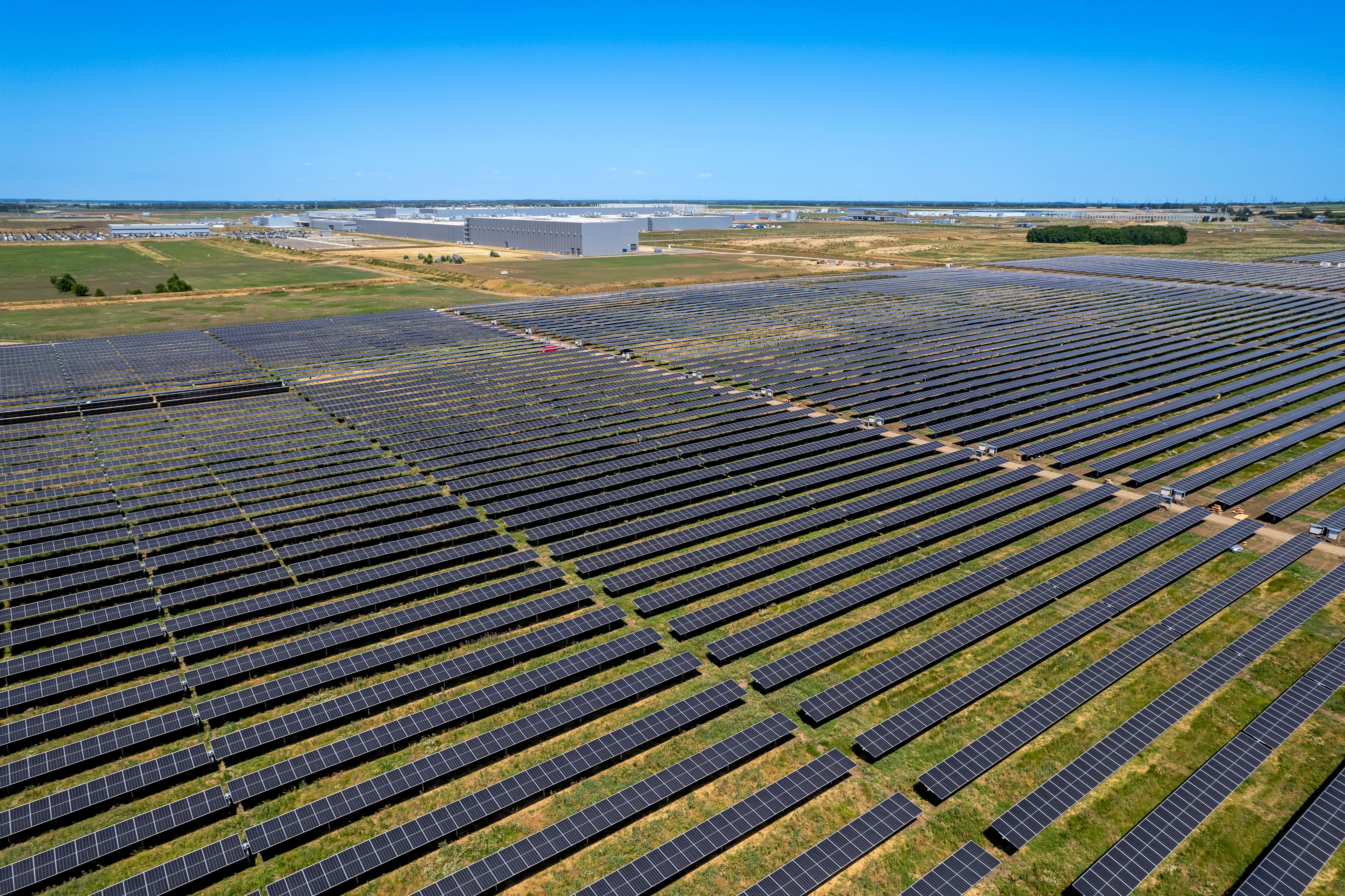 Die iFactory kommt gänzlich ohne fossile Energieträger aus. Gefertigt werden hier auch Hochvoltbatterien für den BMW iX3. Foto: BMW Group