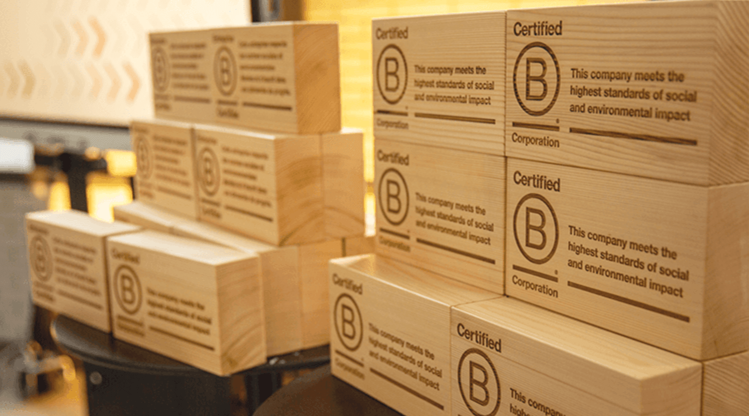 Immagine simbolica del blocco di legno con il logo B Lab