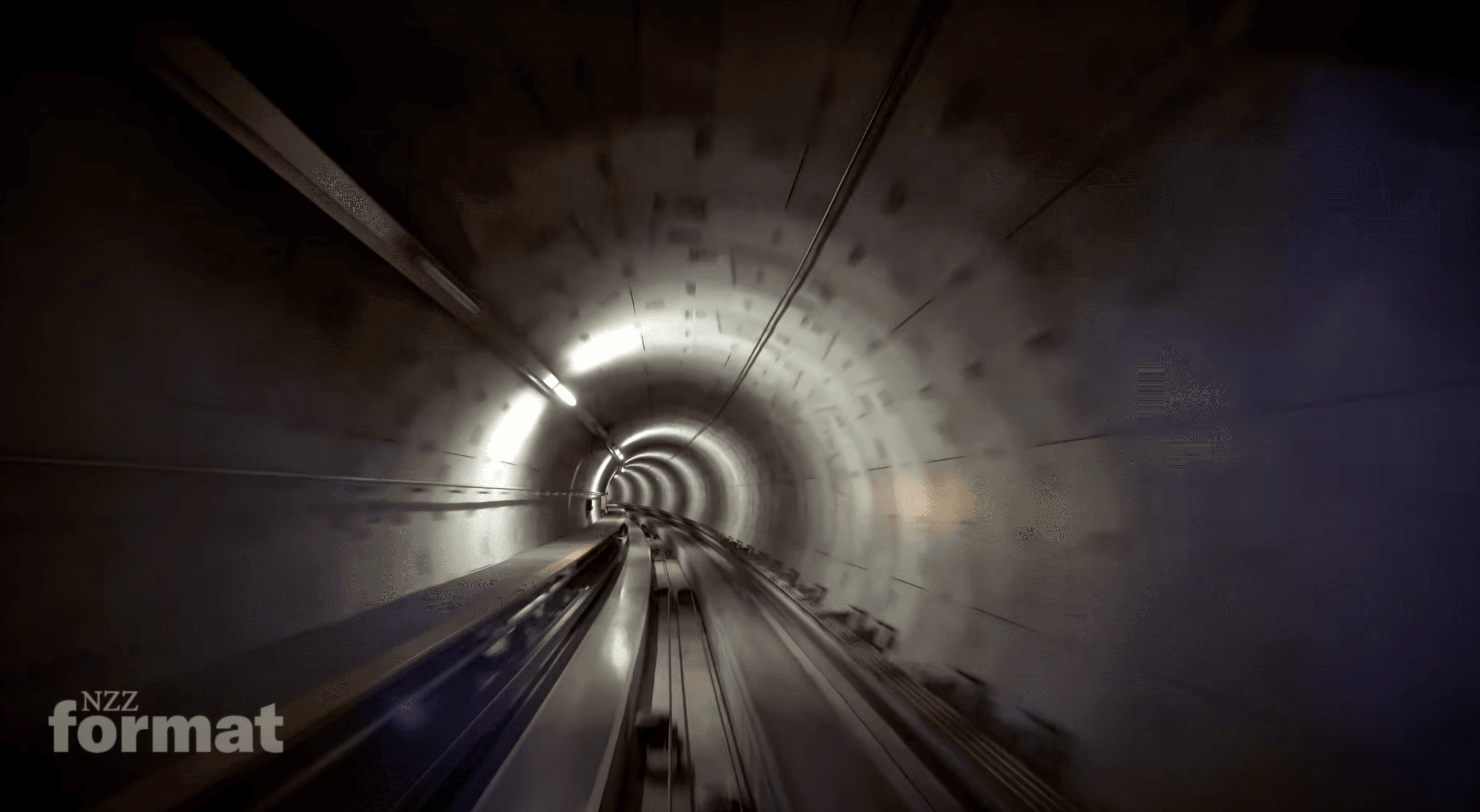 Ein Zug fährt durch einen Tunnel: Blick aus der Fahrerkabine