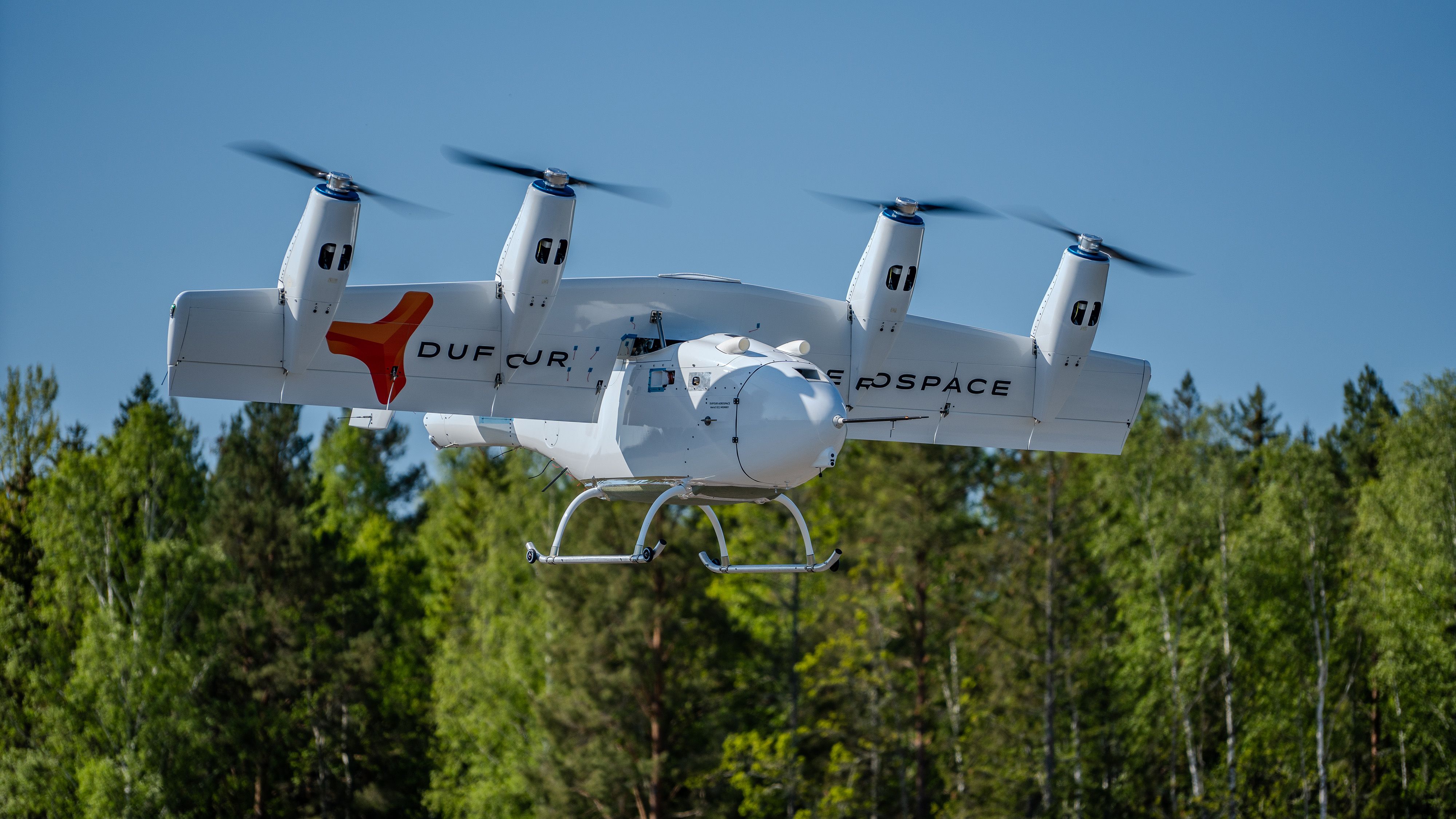 Der Aero2 von Dufour Aerospace im Flug mit dem aerodynamischen Tiltwing-Prinzip, bei dem die Tragflächen im Flug hochgeklappt werden. 