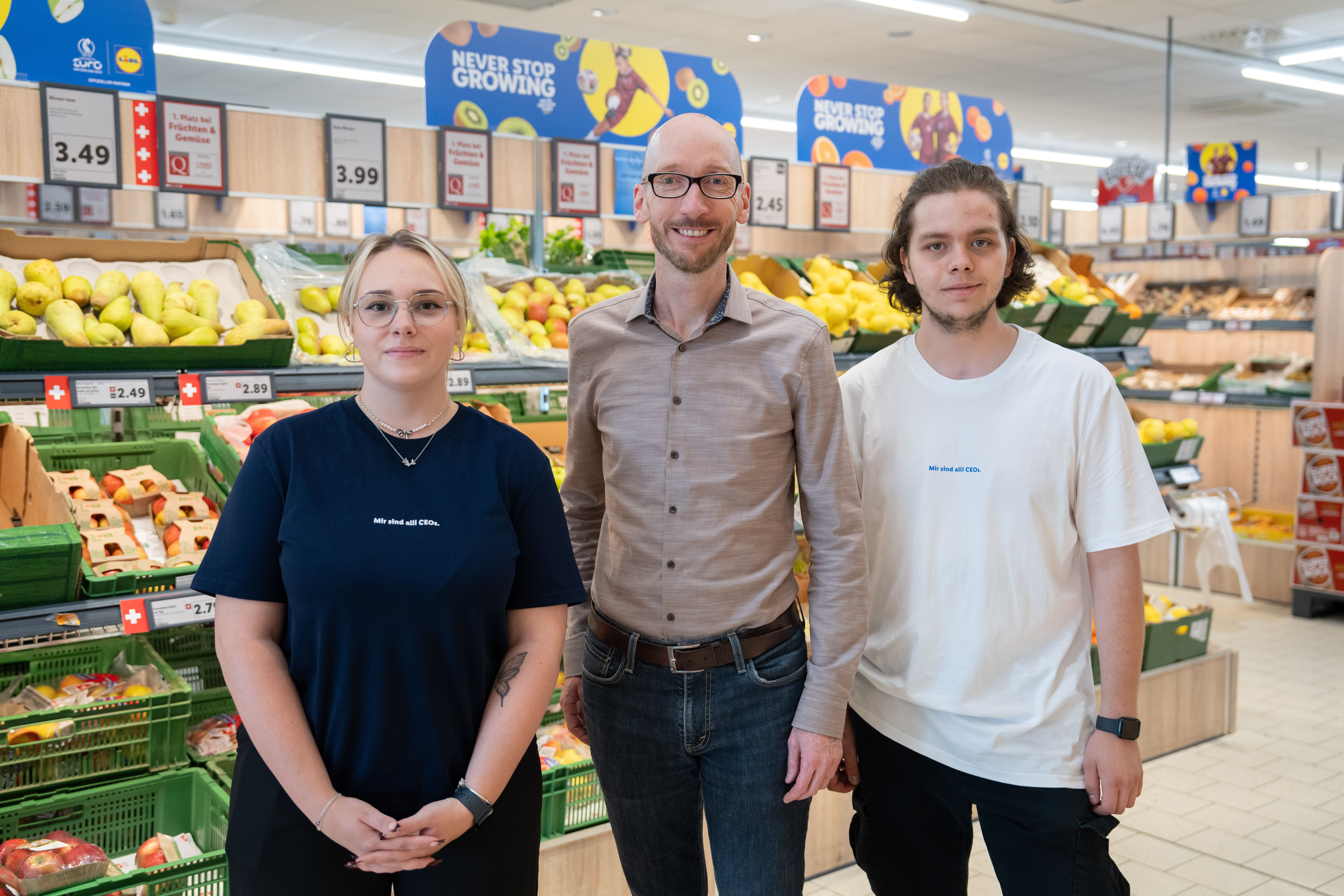 Evelyne Heckendorf et Dario Leardi (à droite) ont dirigé la filiale Lidl de Willisau - avec le soutien de Stefan Andexer, Chief Human Resources Officer chez Lidl Suisse.