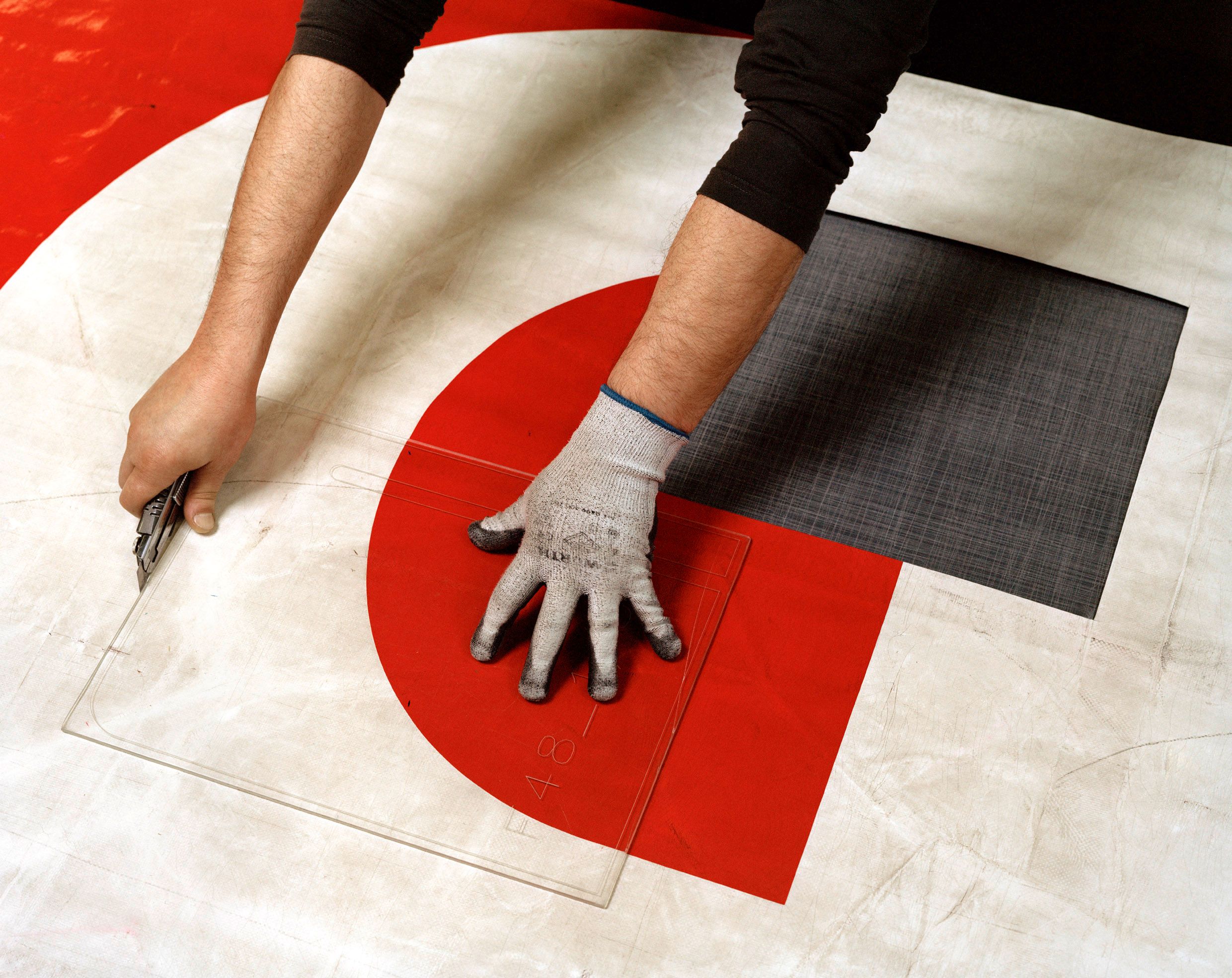 LKW-Planen werden geschnitten.