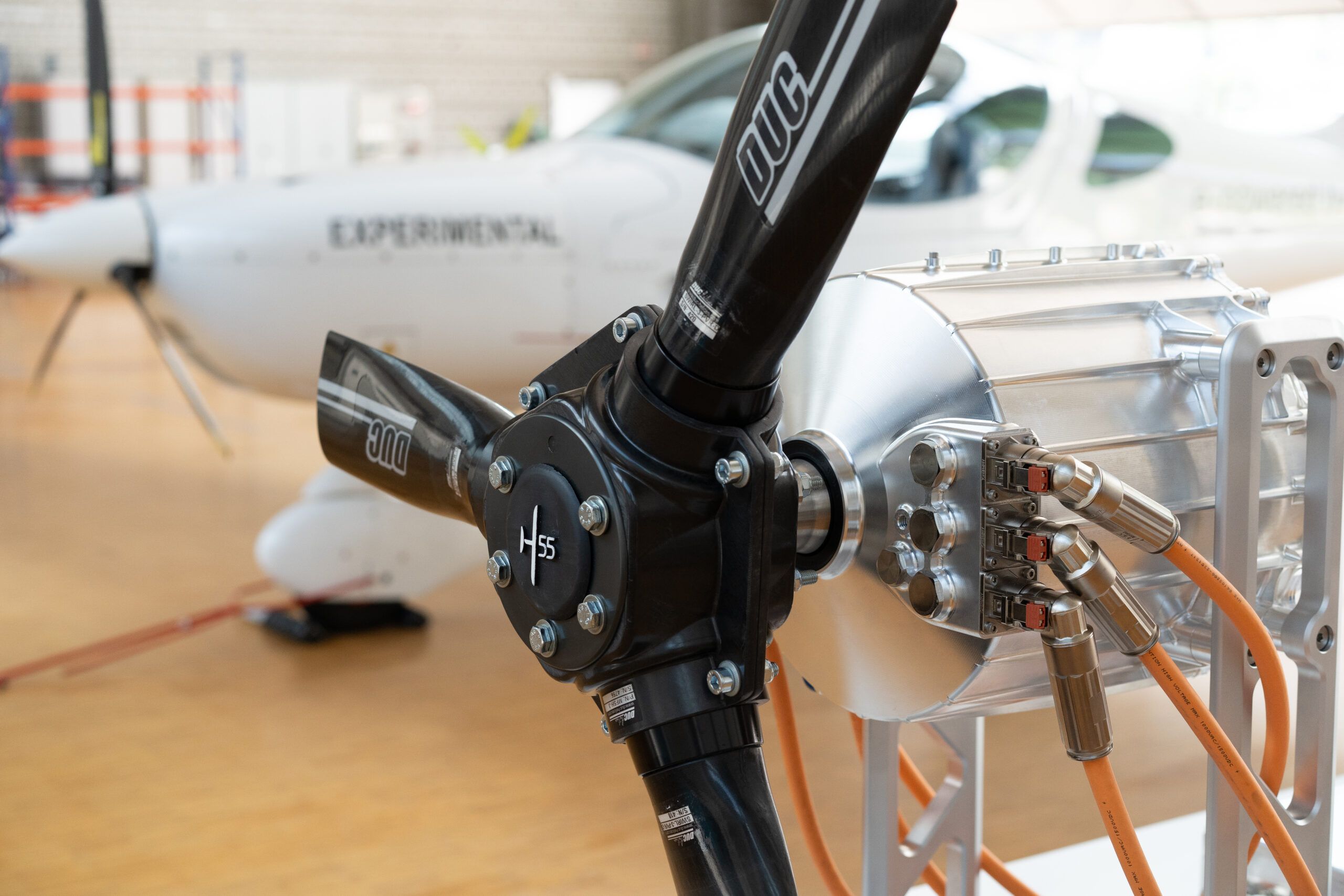 Der von H55 entwickelte Elektromotor lässt sich platzsparend in die Bristell B23 einbauen. Bild: zvg