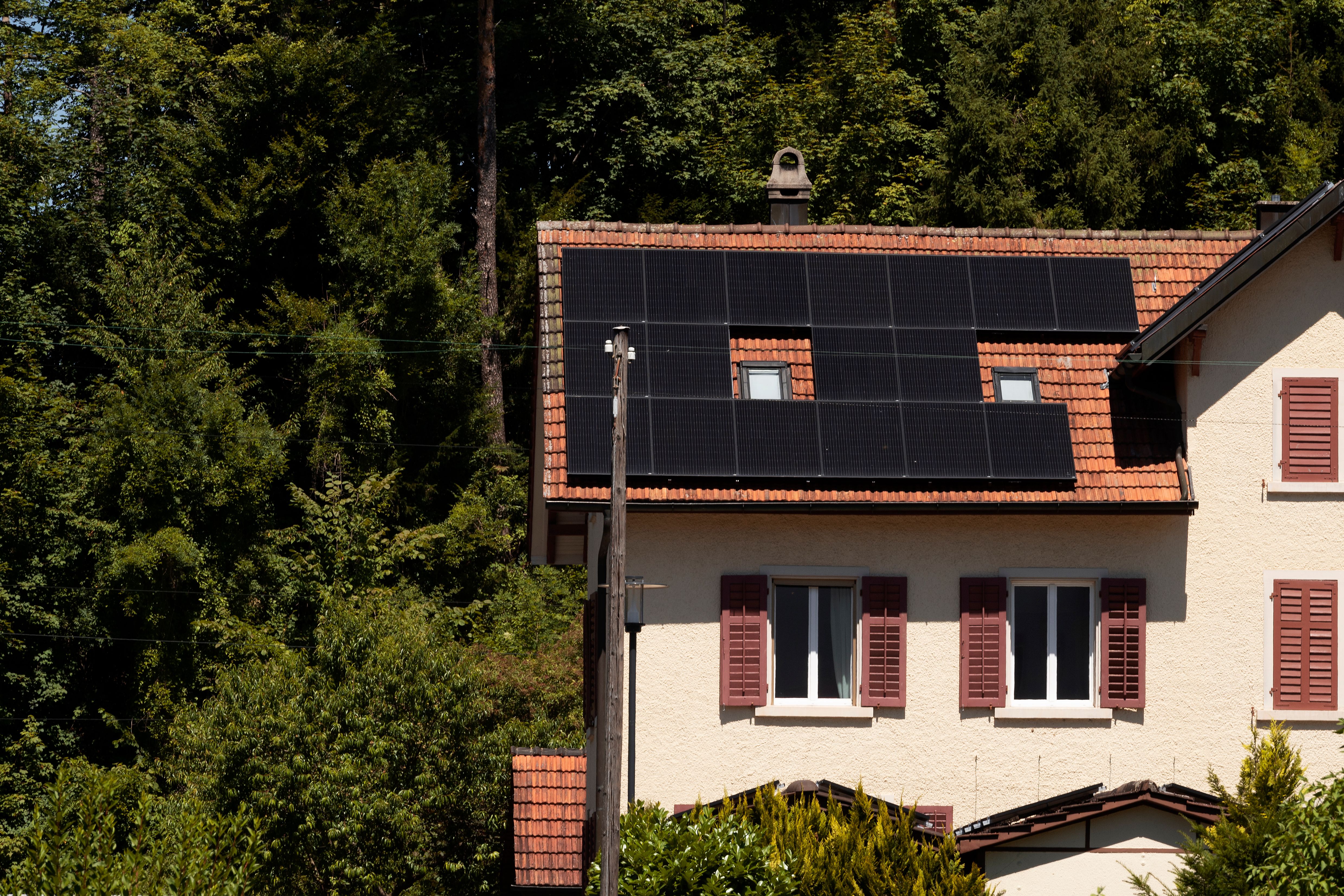 Immer mehr Gebäude nutzen die Solarenergie auf dem Dach