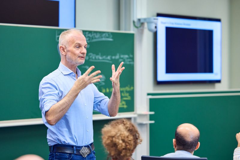 IMD-Dekan Mikolaj Jan Piskorski: «Die Besten nutzen Schocks für die Zukunft»