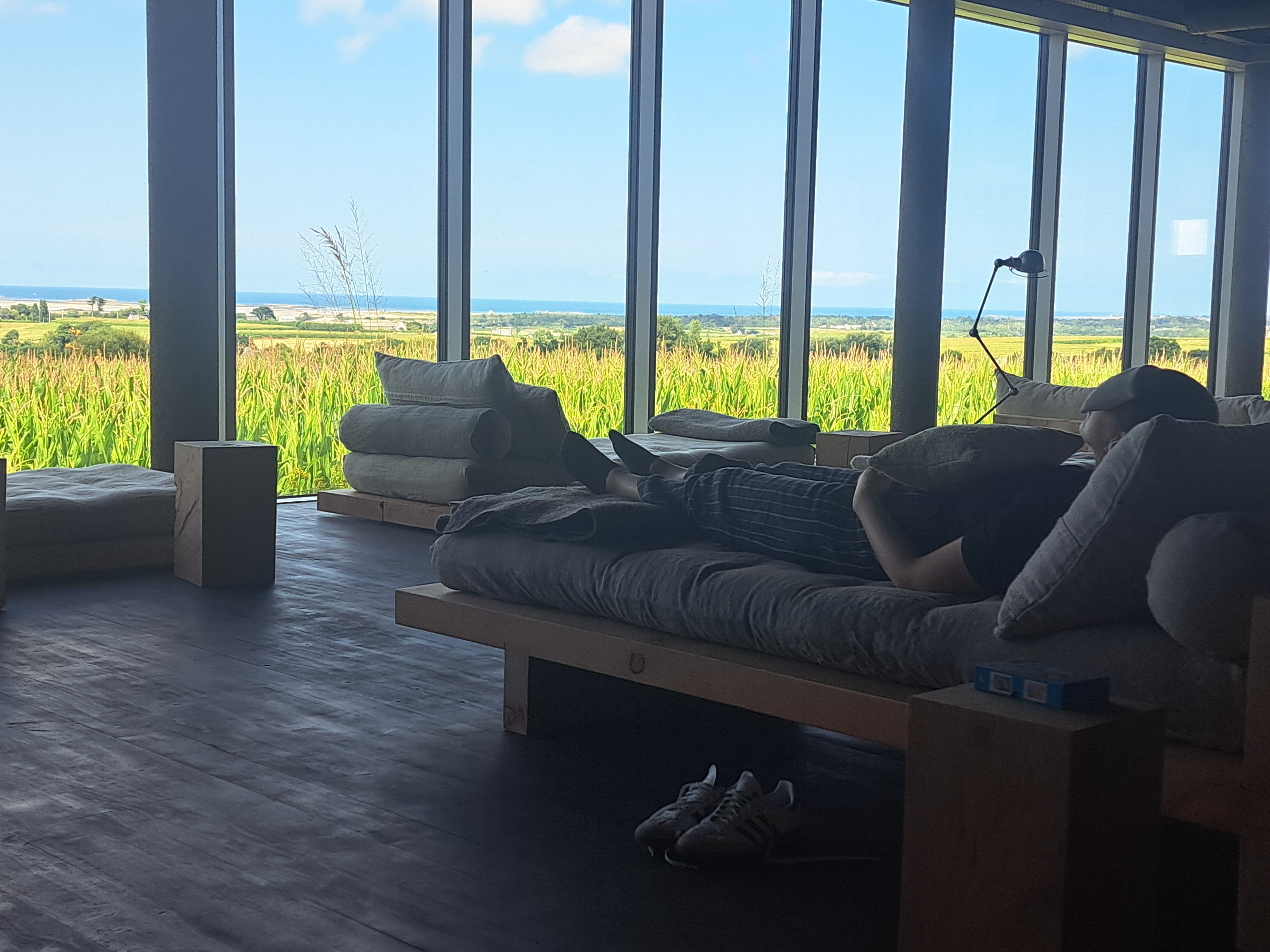 Der neue Ruheraum des Hotels La Butte: Die Matratzen sind aus Naturwolle gefertigt, die Kissen mit unbehandeltem Leinen bezogen. Bild: Bettina Kaps