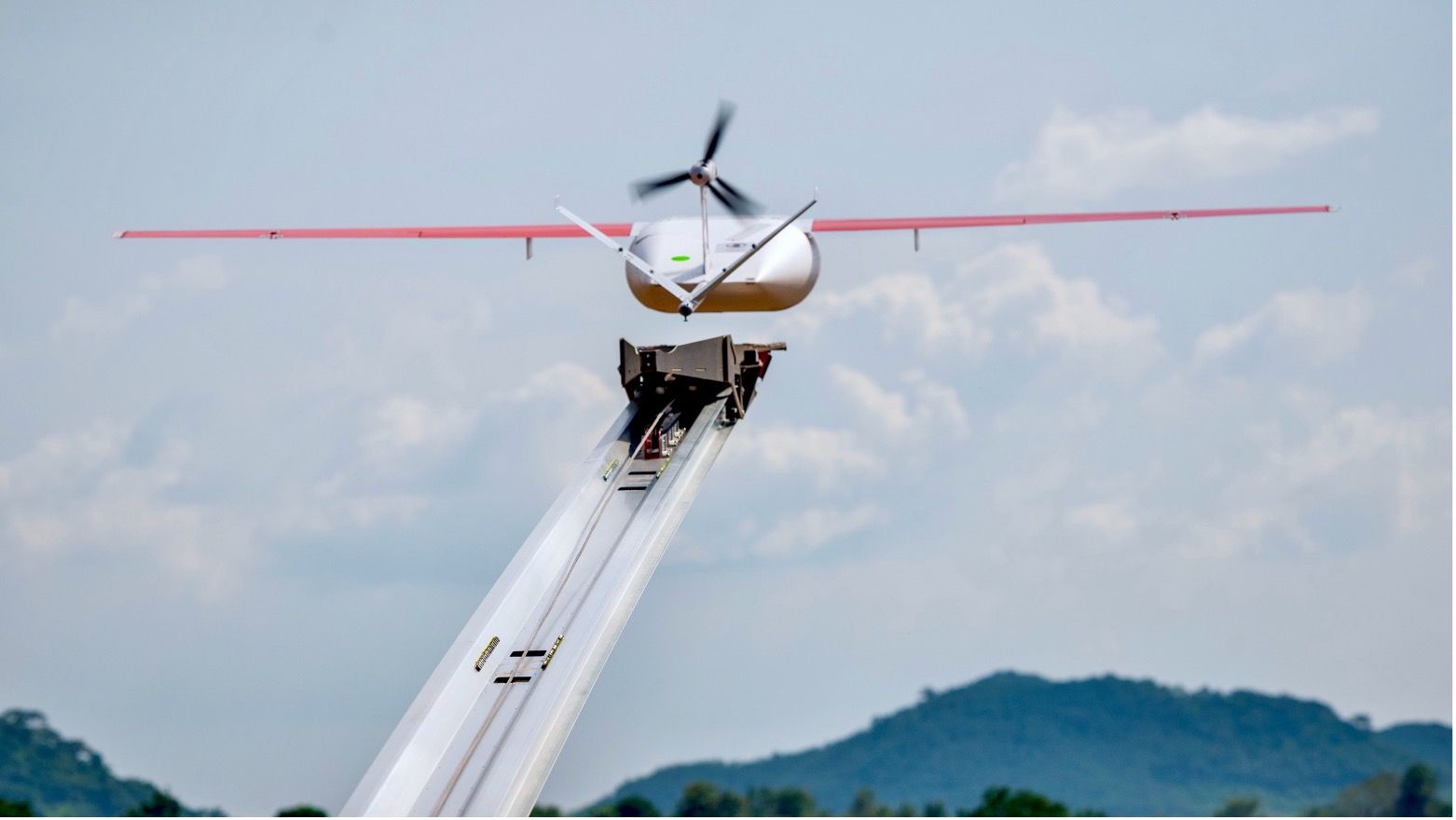 Lancio a catapulta di un drone zipline in Africa.