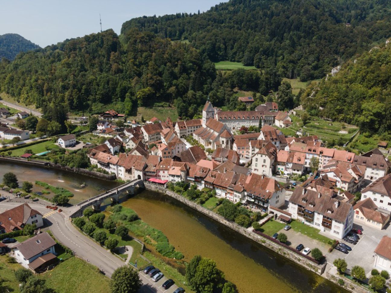 Eines der Suissepartout-Ausflugsziele: St. Ursanne am Jura. Bild: die Mobiliar