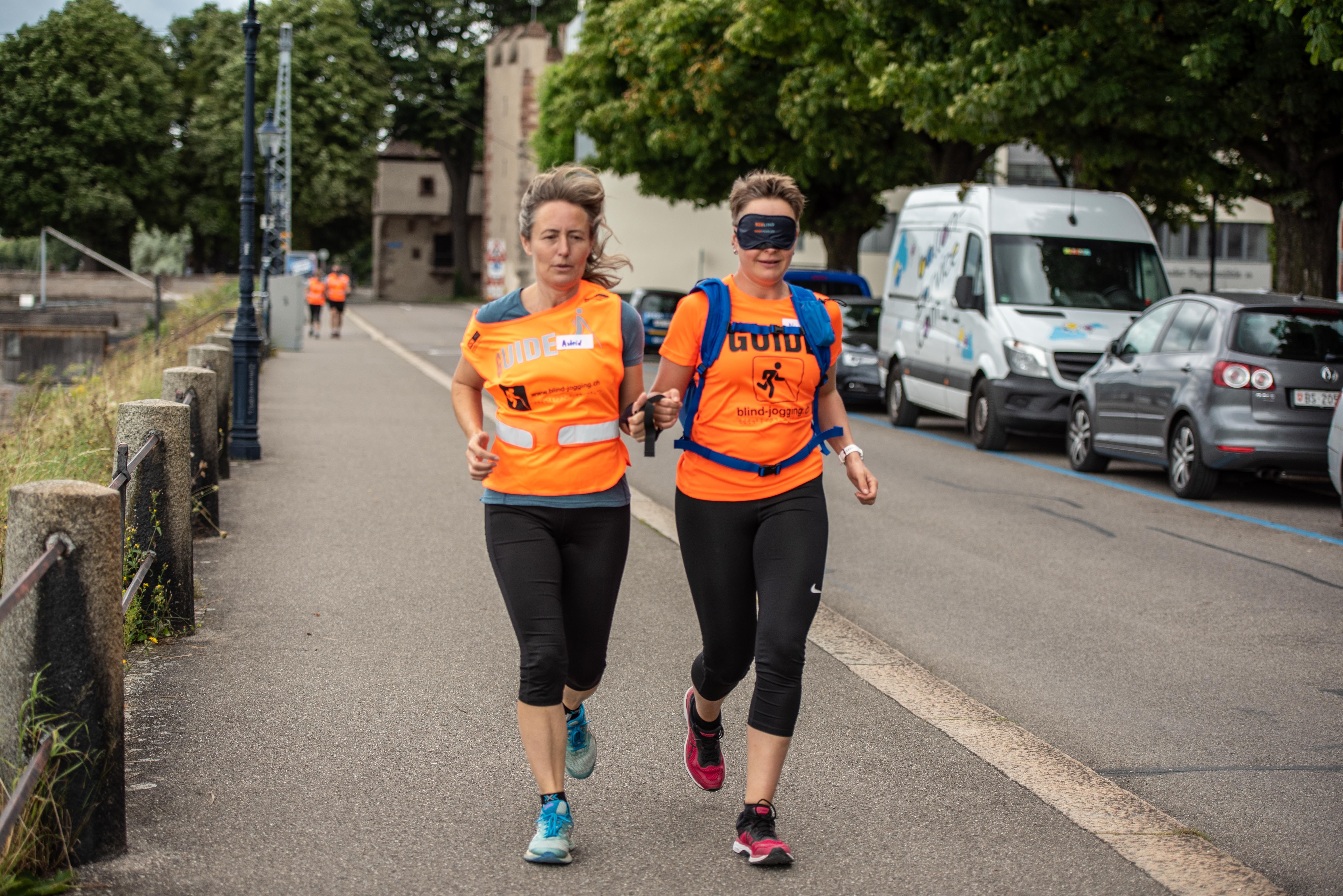 Gemeinsam besser ans Ziel kommen: Der Verein Blind-Jogging bietet begleitetes Laufen für sehbeeinträchtigte und blinde Menschen an. Foto: Manuela Haltiner für UBS Helpetica