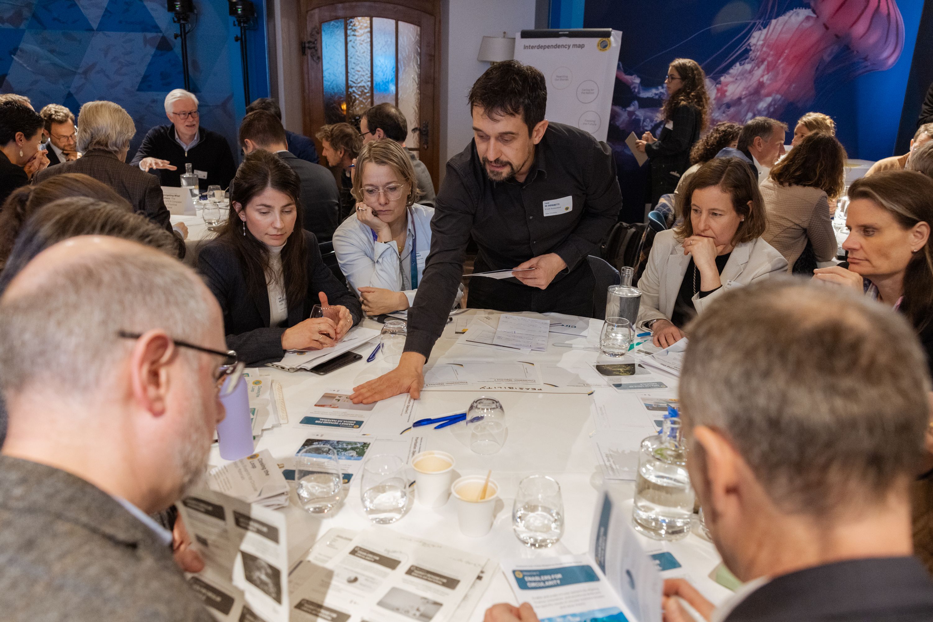 Teilnehmende eines SIPI-Workshops: Vertreter aus Wirtschaft, Politik, Wissenschaft und Zivilgesellschaft arbeiten an einer gemeinsamen Roadmap für eine «netto-positive» Schweiz.