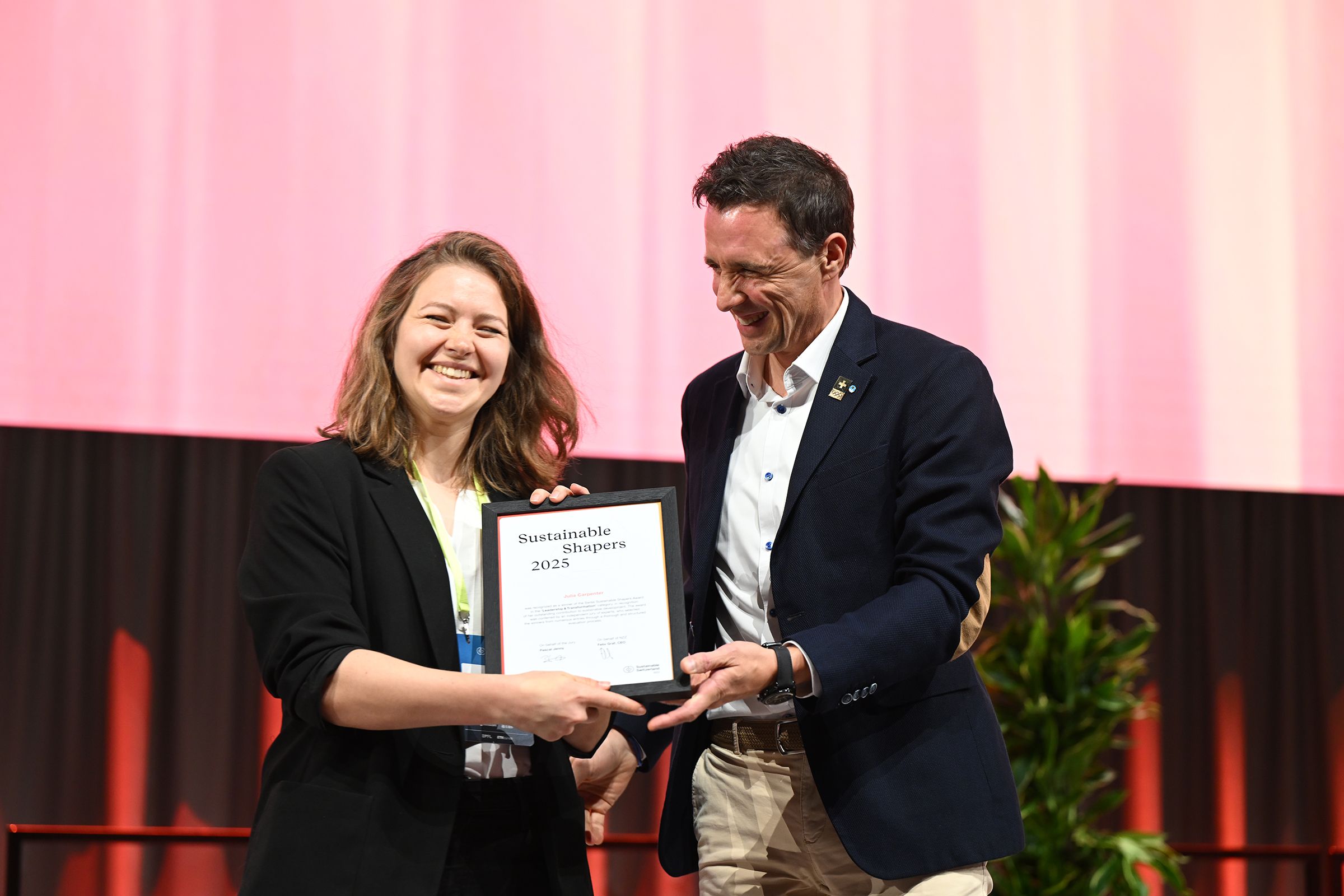 Julia Carpenter erhält die Auszeichnung Sustainable Shaper am Sustainable Switzerland Forum 2025