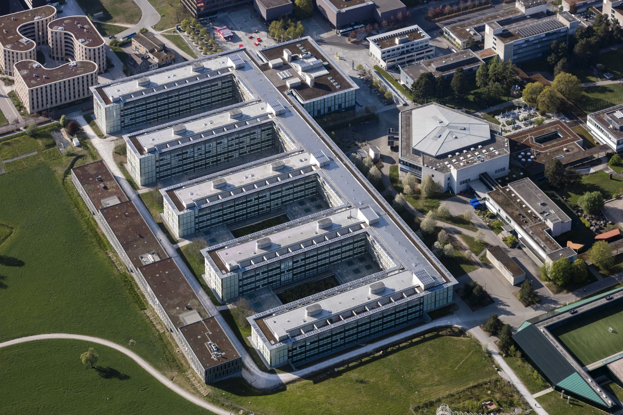Le campus Hönggerberg de l’EPFZ consomme autant de chaleur que 2000 maisons individuelles. Le chauffage au gaz a été remplacé par un système géothermique dynamique.