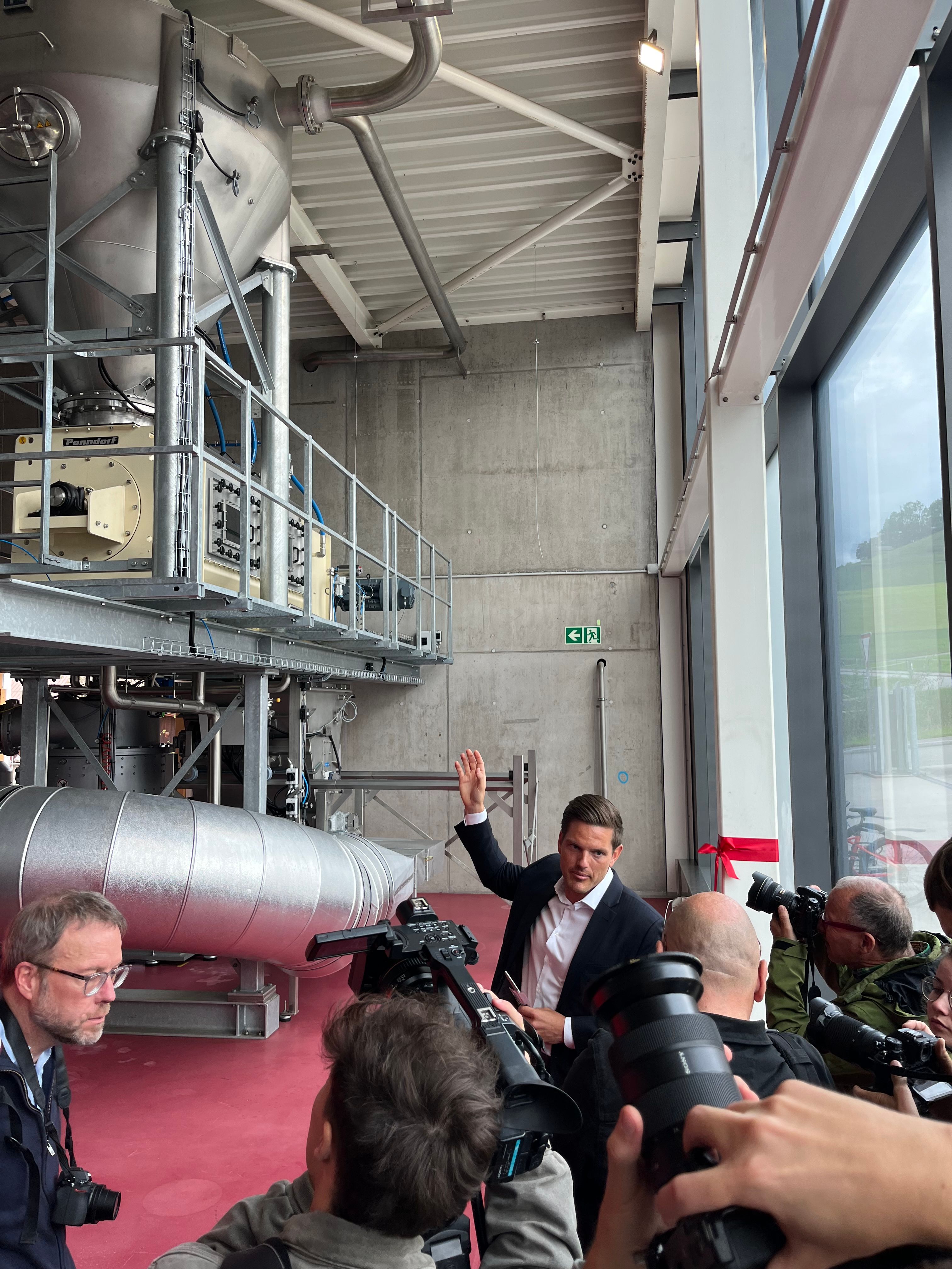 Vincent Vida stellt die Food-Upcycling-Anlage in Appenzell vor